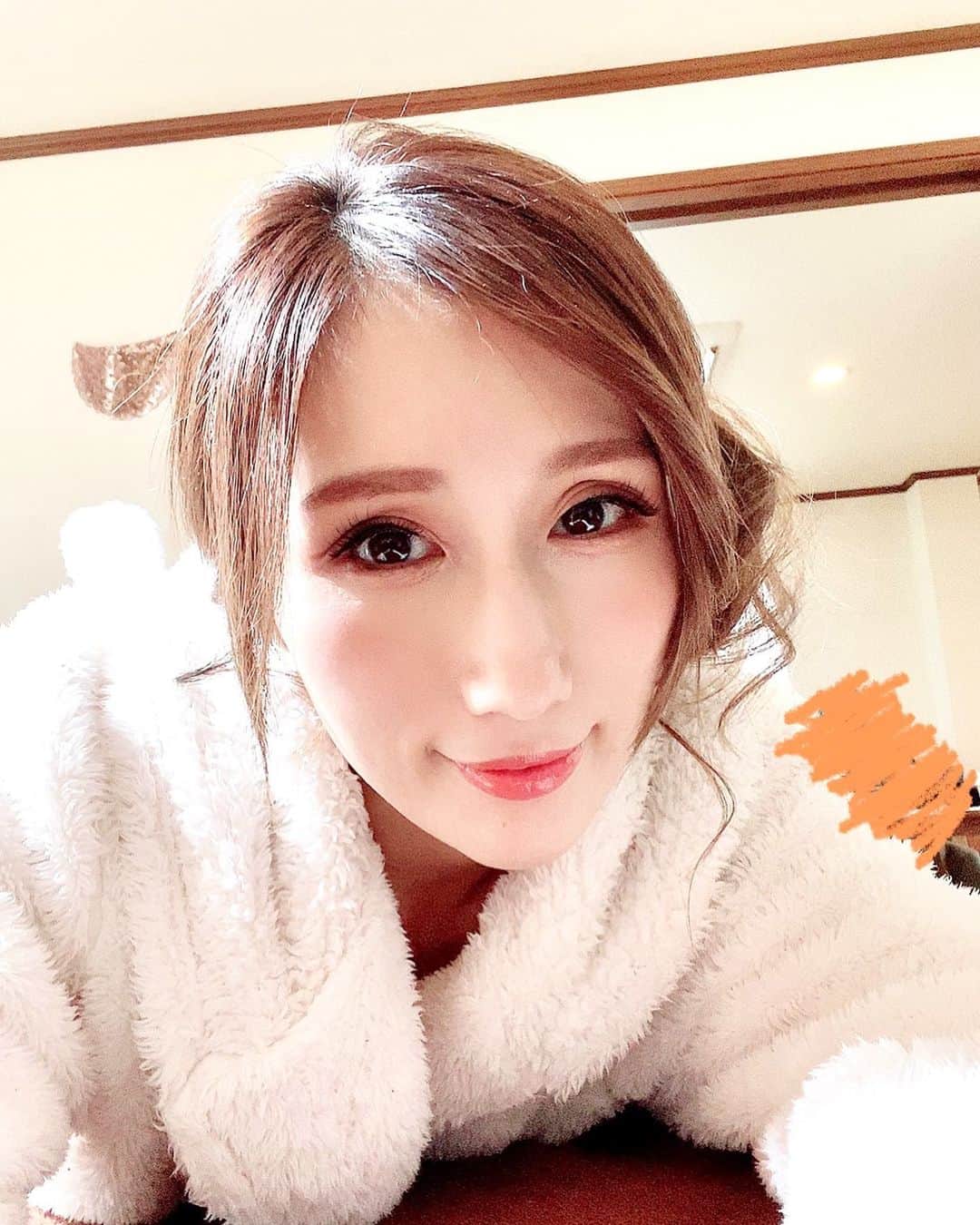 JULIAのインスタグラム：「☆ お仕事前にいつものサロンで身体を整えてもらってきたよ♪  今回も魅せる身体に仕上げてもらってきた♡  凹凸のあるメリハリあるボディラインに。 上向きのふんわりもっちりバストに。 くびれと薄さを強調し、くびれの位置も高く上の方に。 小さくかわいいプリっとしたヒップに。 むくみや張りを取って細い腕、脚に。  そして手のひらサイズの小顔に。  全てを１度の施術で２人がかりでしてくれるから 色んなところへ行かなくて済む！ その分時間も短縮されるし、身体の情報も共有されてるから説明もしなくて済むから気持ちもラク！  そんなサロンです♡」