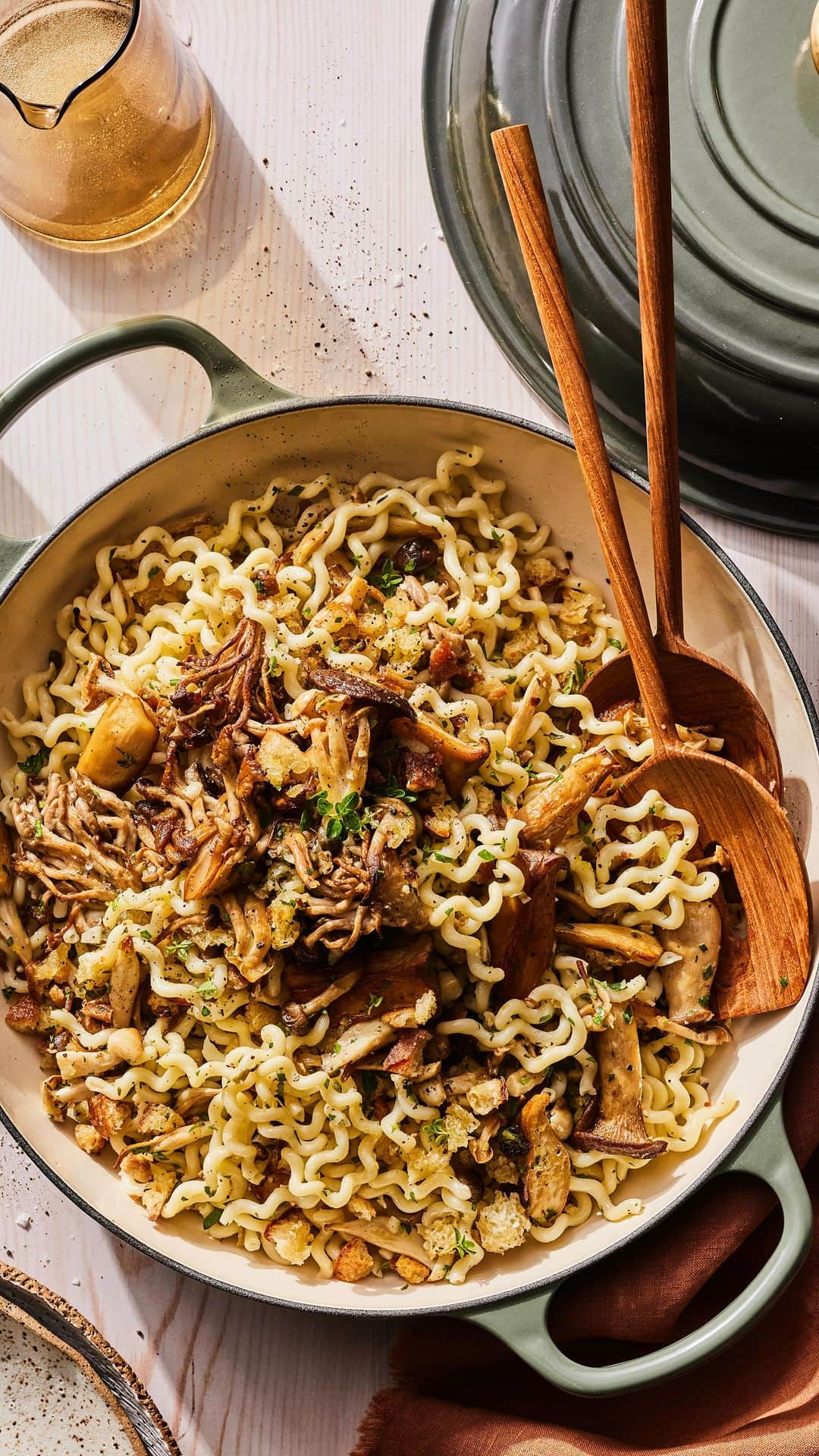 Gaby Dalkinのインスタグラム：「Thyme Buttered Mushroom Pasta! It’s everything I want and more. Recipe is on @whatsgabycookin and linked in my bio and this is the 5 quart gorgggggg new @lecreuset braiser in Thyme 🌿https://whatsgabycooking.com/roasted-mushroom-pasta-with-herbs/」