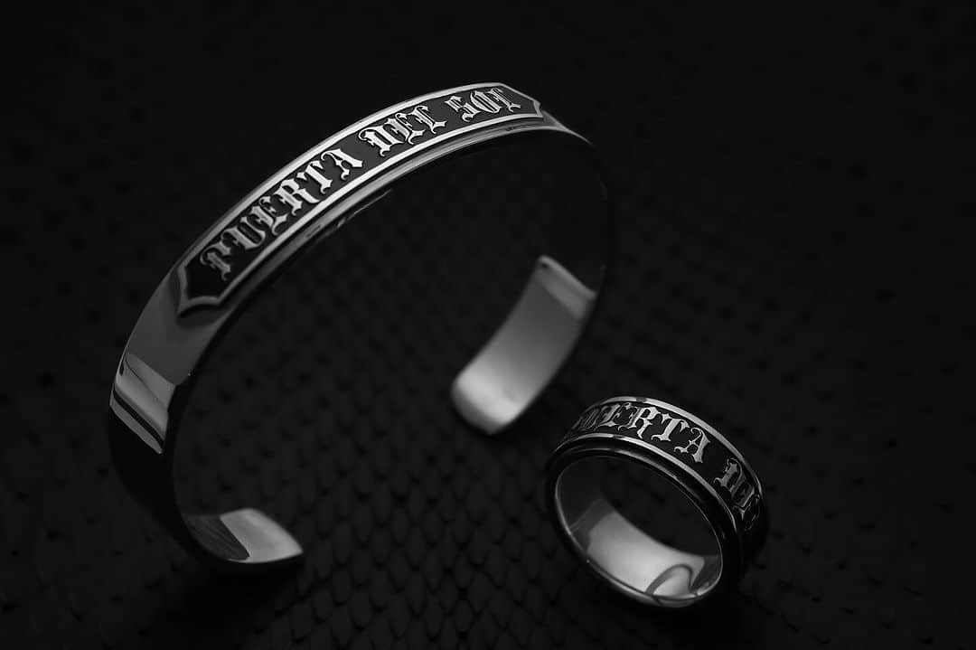 のインスタグラム：「♙ ♜ ♝ ♞ ♛ ♚ 【Lettering logo ring】 ブランドロゴがプレートにレタリングされたアイテム✴︎✴︎✴︎  R1198/¥25,300 BR1199/¥49,500  #PUERTADELSOL #プエルタ #プエルタデルソル #madeinjapan  #fashion   恵比寿 /03-5489-9470 @puertadelsol_official  大阪 /06-6136-5345  @puertadelsol_osaka」