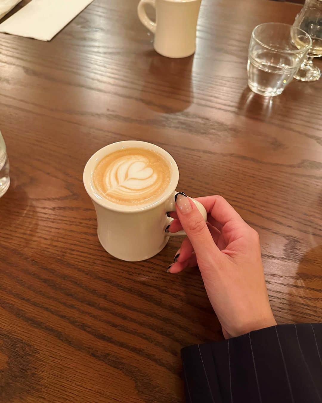 吉田沙世さんのインスタグラム写真 - (吉田沙世Instagram)「先週、 三連休最終日にお疲れさま会を🍷  雨が降って寒い日だったけど 話が尽きなくて話し込んでたら すっかりやんで 最後にラテを一杯飲んで帰る 平和な三連休の締めでした🌂🍂  @arrow_mishuku」10月19日 9時56分 - sayobaby