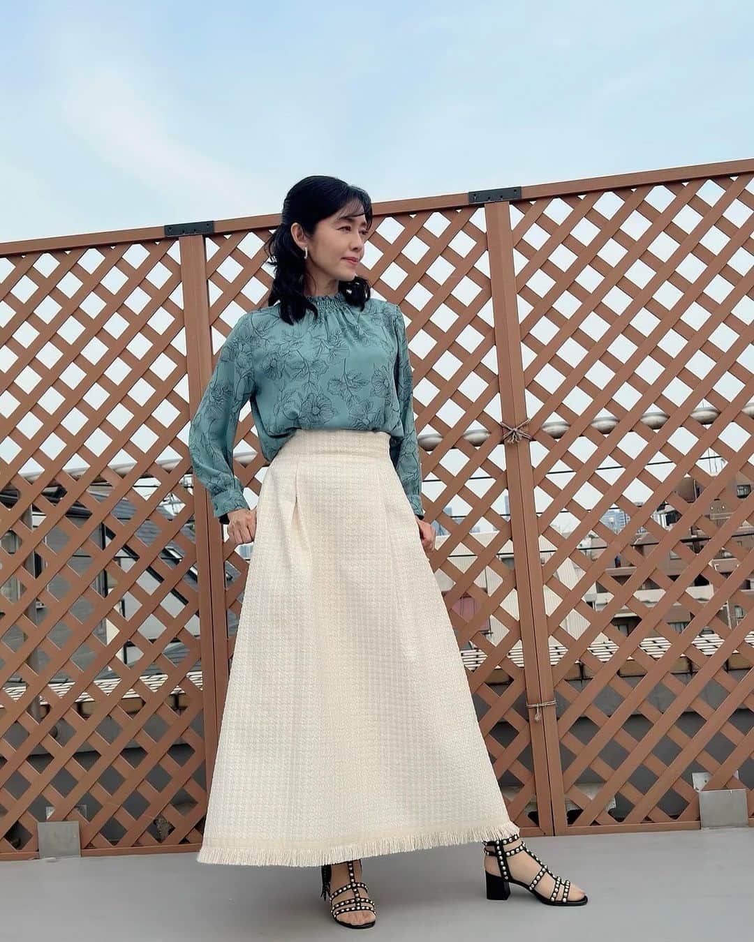 早見優さんのインスタグラム写真 - (早見優Instagram)「Fall Fashion  Grayish blue blouse with floral design matched with a tweed skirt.  上品な花柄のデザインのブルーグレーのブラウスに、今年トレンドのモコモコ素材のＡラインのスカート。 フリンジが可愛い。 デザインに遊び心があるのはいいね。  秋の雰囲気ですね🍂  トップス　#royalpartylabel.official スカート #chonofabrics   #fallfashion  #autumn #blouse #elegant  #エレガント #秋　#ファッション」10月19日 9時57分 - yuyuhayami