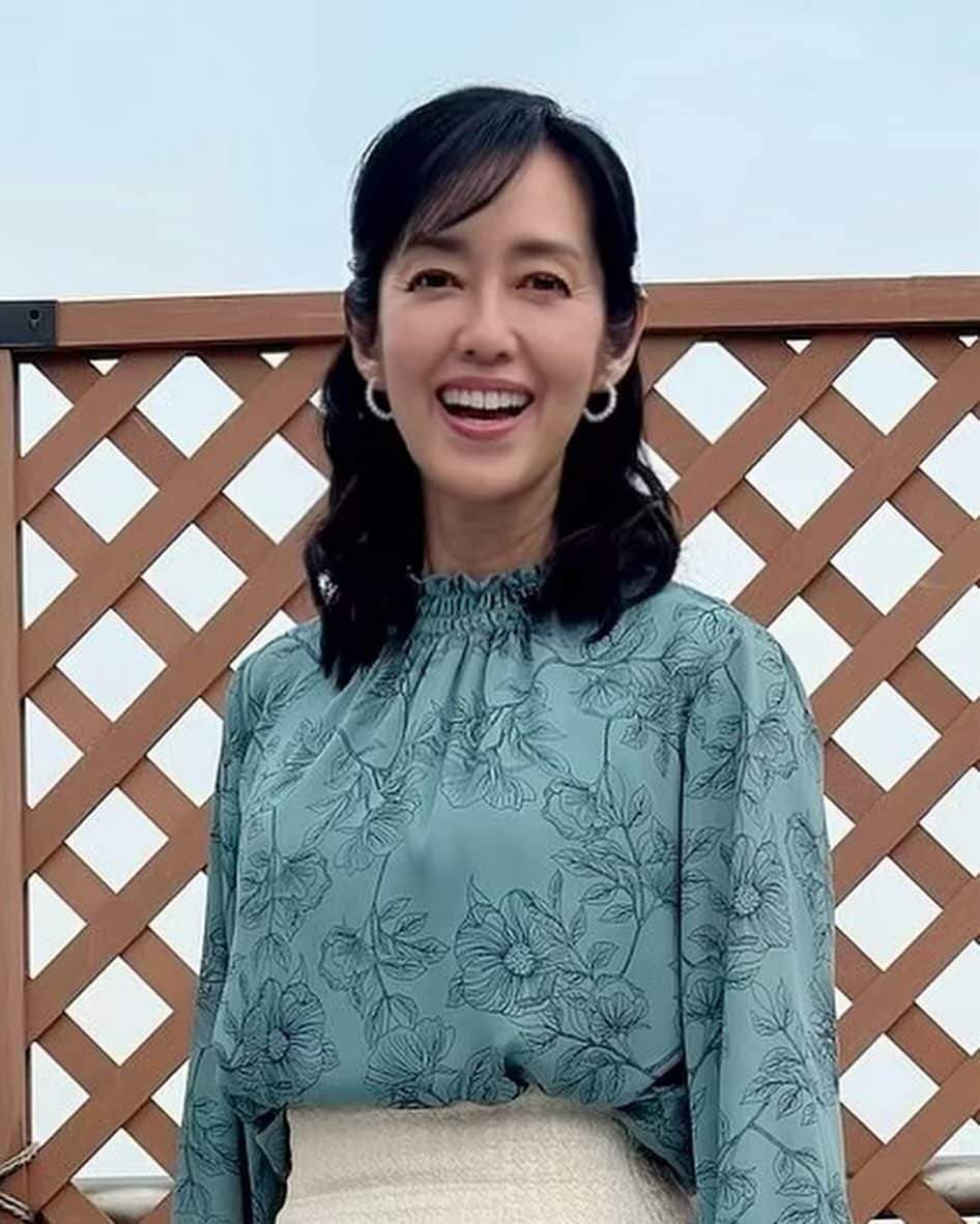 早見優さんのインスタグラム写真 - (早見優Instagram)「Fall Fashion  Grayish blue blouse with floral design matched with a tweed skirt.  上品な花柄のデザインのブルーグレーのブラウスに、今年トレンドのモコモコ素材のＡラインのスカート。 フリンジが可愛い。 デザインに遊び心があるのはいいね。  秋の雰囲気ですね🍂  トップス　#royalpartylabel.official スカート #chonofabrics   #fallfashion  #autumn #blouse #elegant  #エレガント #秋　#ファッション」10月19日 9時57分 - yuyuhayami