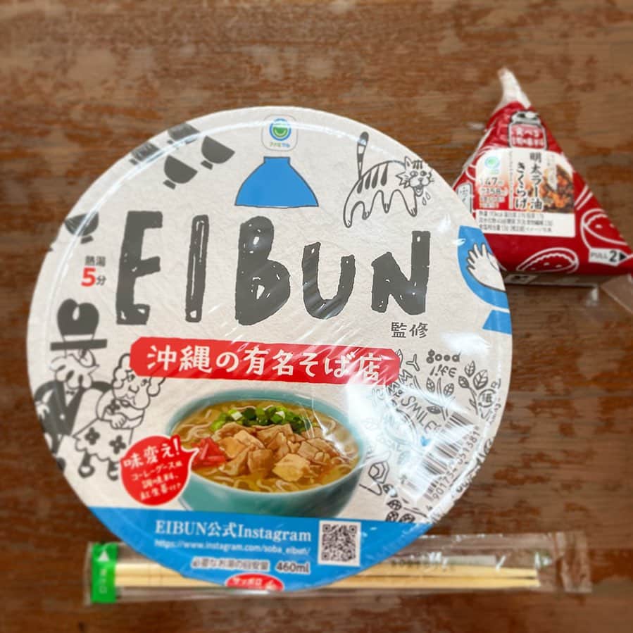 のインスタグラム：「最高のおっさんの朝ごはん。 ファミマのおにぎりと沖縄そばのカップ麺 #最高のおっさんのコンビニメシ  #最高のおっさんのカップ麺」