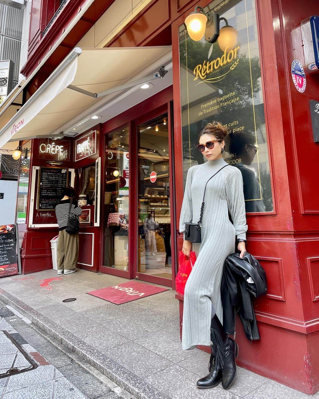 のインスタグラム：「@netene_official のニットワンピ。オリーブグレーの色味と柔らかな質感が心地よい。  身体のシルエットが気になるニットワンピですが、つかず離れずの絶妙なラインでエレガント。肩の膨らみ、袖の絞り、膝下スリットなど計算され尽くしたデザインです。  土に還る素材、 今まで捨てられていたコットンの種のまわりについている、やさしい産毛からつくられています。  薄手で程よい保温保湿感。ネテネ、寝てね、の名前通りのふんわりとリラックスできるウェアです。  #NETENE #ネテネ　#ニットワンピ　#ニットワンピース　#秋服　#SAYUKIfashion #pr #ふみえ写真上手」