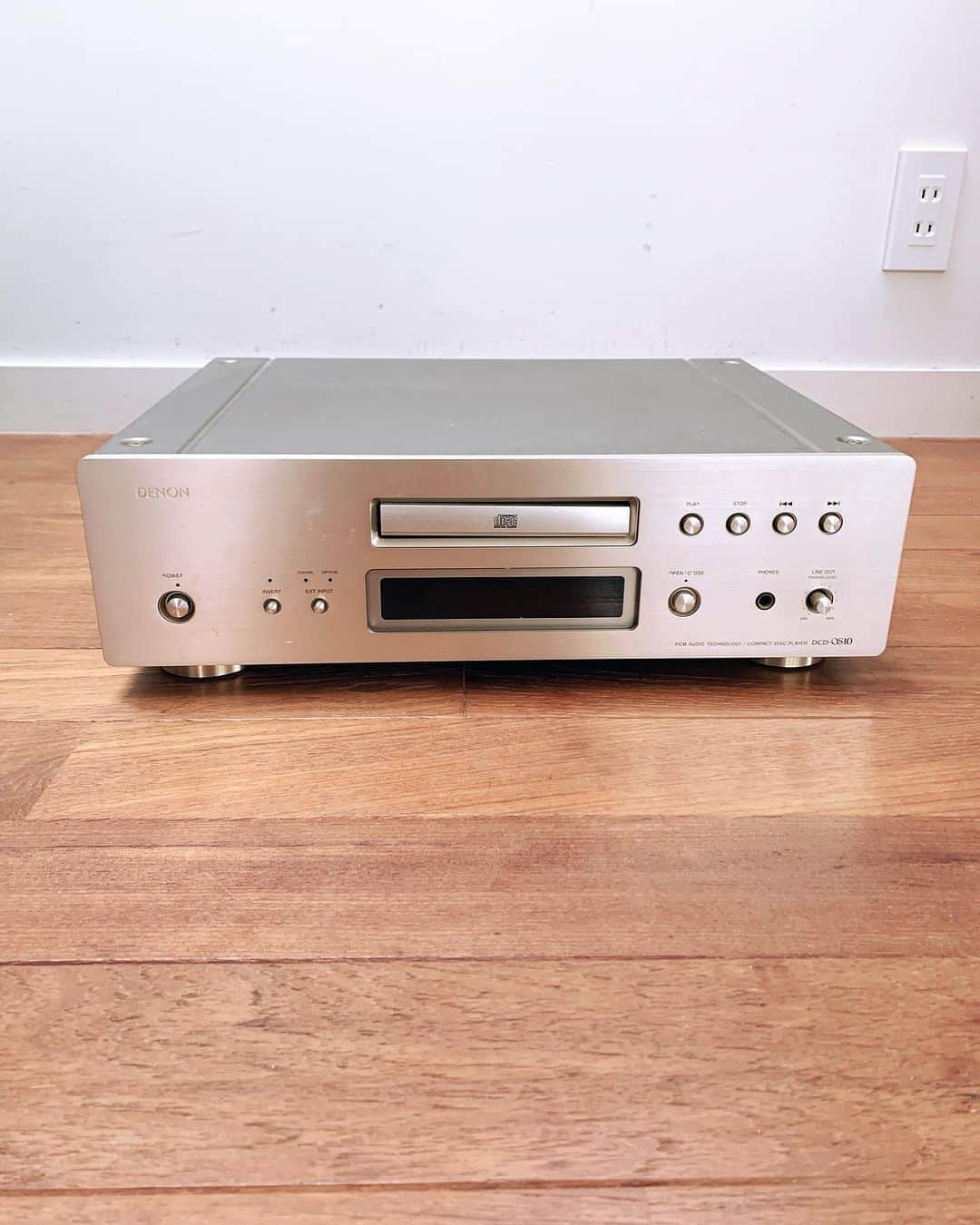河口恭吾のインスタグラム：「DENON のCDプレーヤー 20年くらい前に新宿の中古オーディオ屋で購入しました。 いくらかもう忘れました。 音がかなり良いので気に入って長いこと使っています。  音自体に感動するのでやはりCDの音が好きです。  CDを入れてもカラカラ音がして音を読み込まなくなり、メーカーに問い合わせたら、部品供給終了で直せないとの事。  ネットで調べていたら、読み取り部品を交換したら直るかも、ということで、取り寄せてみたら、まさかの品番間違い。  これはDCS10初代なんですが、 ネットの修理動画はDCD-10IIとからしく。 蓋を開けてみたら違う品番のピックアップレンズでした。  なのでいま取り寄せ中です。  直ると良いのですが。  #denon  #DENONCDC-S10 #オーディオ修理　#sdgs #cdプレーヤー」