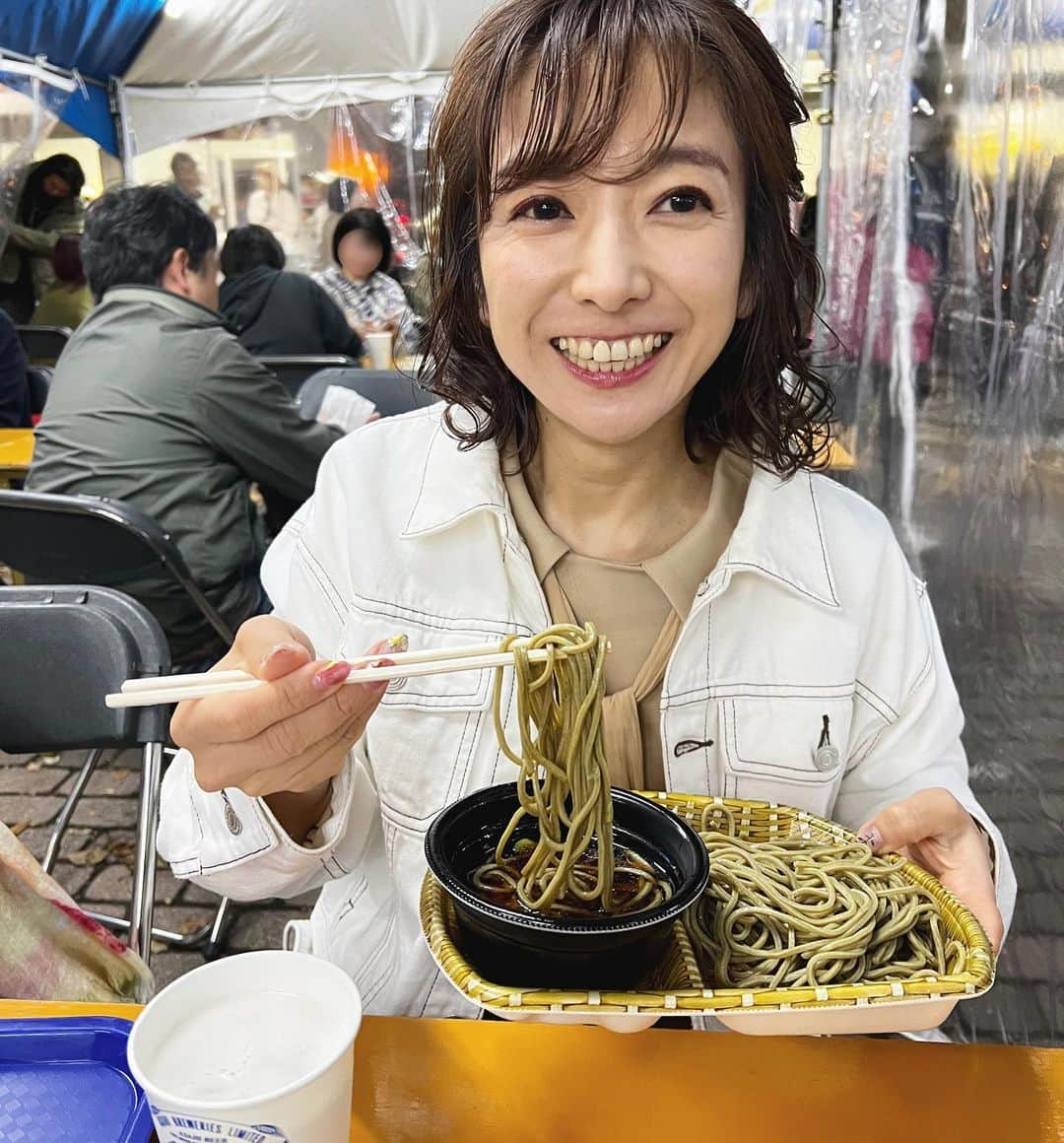 佐藤彩さんのインスタグラム写真 - (佐藤彩Instagram)「そばフェス✨✨ 今日の番組でもお話しました！  今年初開催のイベントで 大通8丁目で行われています🤗  北海道は蕎麦の生産量が全国1位であり さまざまな産地があることも知ってもらおうと 企画されたイベント✨ . . 私は今回 雄武産そばの鴨せいろと 新得産そばのスパイスカレーそばつけ麺  そば2杯とドリンクのセットで どちらも美味しくいただきました🤗  次はまた違うそばの味を楽しみたいです！  . こういうイベントがあると 私はだいたい初日に顔を出すので！笑 今日ドキッ！中継のメンバーにもよく遭遇するのですが！笑  今回は金城茉里奈アナに会ったので このあと頑張ってねー！なんて言いながら 友達と楽しんでいました☺️  . 本番が始まったときは 近くで食べてたから見えてたのに…  そのあと見えなくなってて もう終わったと思い 別のそばを買いに行こうと移動したら…  まだ本番中だった場面にバッタリ遭遇😂！！  そばのことしか考えてなくて 看板しか目に入らず…笑 横見たらいきなりカメラ見えてビックリしたよ！笑笑  スタッフさんガッツリ笑ってたけど！笑 金ちゃん、本番中にビックリさせてごめんねー🙏  #そばフェス #大通公園 #8丁目 #イベント #初開催  #北海道産 #そば #道産そば #そば好き #音威子府そばも買えるかも #夜は売り切れでした #金ちゃんに会った #打ち合わせ中は隠し撮り #本番中はビックリさせてごめんね #終わったあと記念に写真撮ってくれてありがとう #お疲れさまでした」10月19日 10時12分 - hbc_ayasato