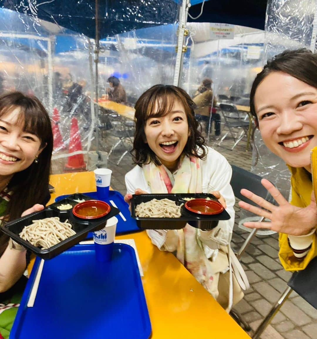 佐藤彩さんのインスタグラム写真 - (佐藤彩Instagram)「そばフェス✨✨ 今日の番組でもお話しました！  今年初開催のイベントで 大通8丁目で行われています🤗  北海道は蕎麦の生産量が全国1位であり さまざまな産地があることも知ってもらおうと 企画されたイベント✨ . . 私は今回 雄武産そばの鴨せいろと 新得産そばのスパイスカレーそばつけ麺  そば2杯とドリンクのセットで どちらも美味しくいただきました🤗  次はまた違うそばの味を楽しみたいです！  . こういうイベントがあると 私はだいたい初日に顔を出すので！笑 今日ドキッ！中継のメンバーにもよく遭遇するのですが！笑  今回は金城茉里奈アナに会ったので このあと頑張ってねー！なんて言いながら 友達と楽しんでいました☺️  . 本番が始まったときは 近くで食べてたから見えてたのに…  そのあと見えなくなってて もう終わったと思い 別のそばを買いに行こうと移動したら…  まだ本番中だった場面にバッタリ遭遇😂！！  そばのことしか考えてなくて 看板しか目に入らず…笑 横見たらいきなりカメラ見えてビックリしたよ！笑笑  スタッフさんガッツリ笑ってたけど！笑 金ちゃん、本番中にビックリさせてごめんねー🙏  #そばフェス #大通公園 #8丁目 #イベント #初開催  #北海道産 #そば #道産そば #そば好き #音威子府そばも買えるかも #夜は売り切れでした #金ちゃんに会った #打ち合わせ中は隠し撮り #本番中はビックリさせてごめんね #終わったあと記念に写真撮ってくれてありがとう #お疲れさまでした」10月19日 10時12分 - hbc_ayasato