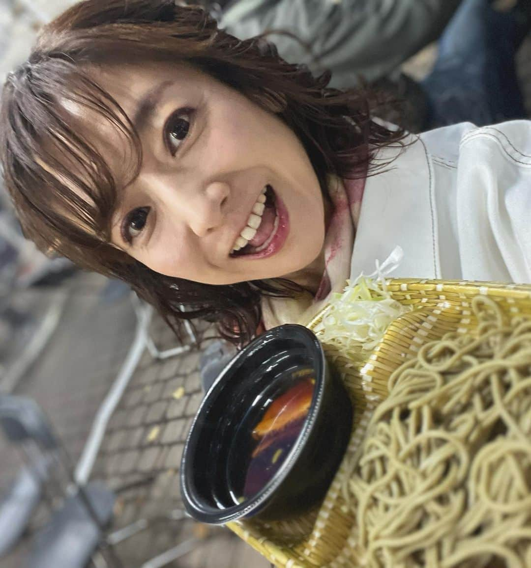 佐藤彩さんのインスタグラム写真 - (佐藤彩Instagram)「そばフェス✨✨ 今日の番組でもお話しました！  今年初開催のイベントで 大通8丁目で行われています🤗  北海道は蕎麦の生産量が全国1位であり さまざまな産地があることも知ってもらおうと 企画されたイベント✨ . . 私は今回 雄武産そばの鴨せいろと 新得産そばのスパイスカレーそばつけ麺  そば2杯とドリンクのセットで どちらも美味しくいただきました🤗  次はまた違うそばの味を楽しみたいです！  . こういうイベントがあると 私はだいたい初日に顔を出すので！笑 今日ドキッ！中継のメンバーにもよく遭遇するのですが！笑  今回は金城茉里奈アナに会ったので このあと頑張ってねー！なんて言いながら 友達と楽しんでいました☺️  . 本番が始まったときは 近くで食べてたから見えてたのに…  そのあと見えなくなってて もう終わったと思い 別のそばを買いに行こうと移動したら…  まだ本番中だった場面にバッタリ遭遇😂！！  そばのことしか考えてなくて 看板しか目に入らず…笑 横見たらいきなりカメラ見えてビックリしたよ！笑笑  スタッフさんガッツリ笑ってたけど！笑 金ちゃん、本番中にビックリさせてごめんねー🙏  #そばフェス #大通公園 #8丁目 #イベント #初開催  #北海道産 #そば #道産そば #そば好き #音威子府そばも買えるかも #夜は売り切れでした #金ちゃんに会った #打ち合わせ中は隠し撮り #本番中はビックリさせてごめんね #終わったあと記念に写真撮ってくれてありがとう #お疲れさまでした」10月19日 10時12分 - hbc_ayasato