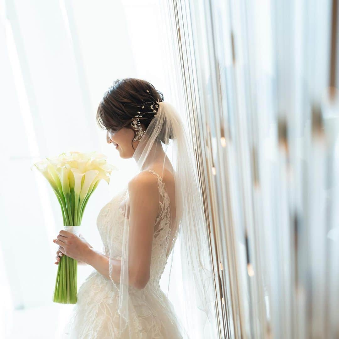 The 33 Sense of Weddingさんのインスタグラム写真 - (The 33 Sense of WeddingInstagram)「*** 新婦様の手元を彩るウエディングブーケ💐  フローリストと相談しながら ご希望のブーケをおつくりいたします😌💫  — 地上160mの天空ウエディング🕊  ブライダルフェアのご予約は 【@the_33_sense_of_wedding 】の プロフィール【URL】より✔️  —  #the33senseofwedding #ザサーティースリー #梅田結婚式場 #大阪結婚式 #結婚式梅田  #結婚式場大阪#プレ花嫁 #式場見学 #結婚式場探し#結婚式準備#プレ花嫁 #式場見学 #結婚式場探し#結婚式準備#ウェディング#wedding#ブーケ#ウェディングブーケ#ウェディングフォト」10月19日 10時09分 - the_33_sense_of_wedding