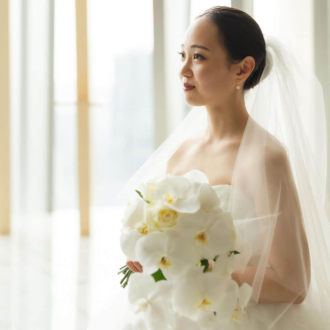 The 33 Sense of Weddingさんのインスタグラム写真 - (The 33 Sense of WeddingInstagram)「*** 新婦様の手元を彩るウエディングブーケ💐  フローリストと相談しながら ご希望のブーケをおつくりいたします😌💫  — 地上160mの天空ウエディング🕊  ブライダルフェアのご予約は 【@the_33_sense_of_wedding 】の プロフィール【URL】より✔️  —  #the33senseofwedding #ザサーティースリー #梅田結婚式場 #大阪結婚式 #結婚式梅田  #結婚式場大阪#プレ花嫁 #式場見学 #結婚式場探し#結婚式準備#プレ花嫁 #式場見学 #結婚式場探し#結婚式準備#ウェディング#wedding#ブーケ#ウェディングブーケ#ウェディングフォト」10月19日 10時09分 - the_33_sense_of_wedding