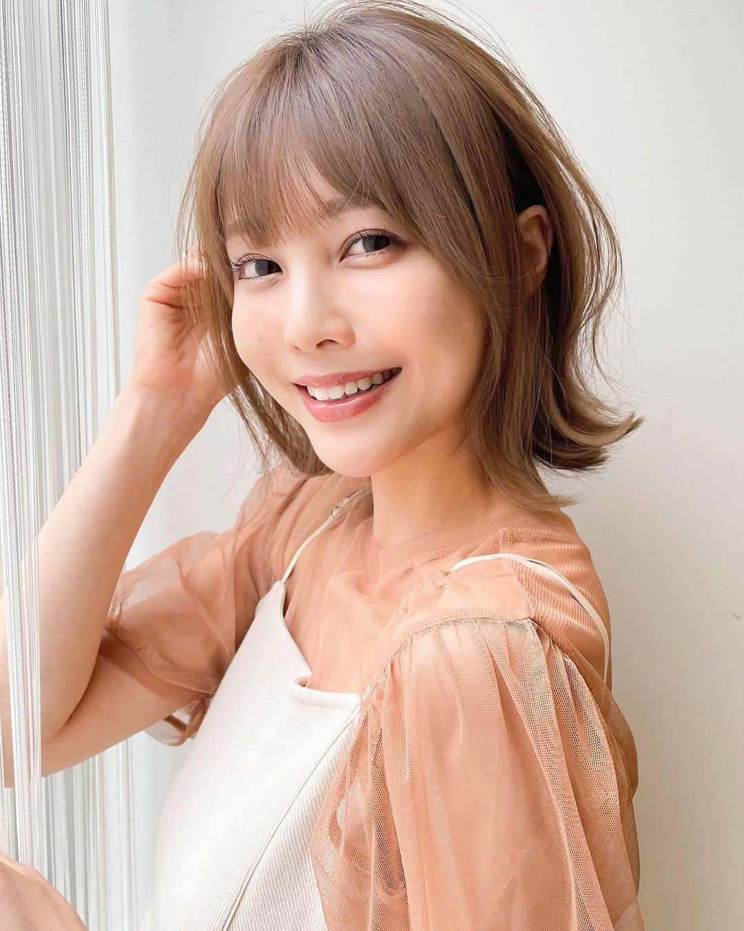 上遠野裕樹のインスタグラム：「ホットペッパービューティーの人気上位の外ハネミディ😆  大人ヘアにもくびれのシルエットがおすすめ！  .  大人の方にもおすすめです。 . キレイな髪型をつくる基本はツヤが大事！ 傷んで見える髪もツヤツヤに見せる技はいくらでもあります。 . ☑︎毎日なんかキマらない ☑︎くせ毛じゃないがアホ毛が出る ☑︎艶が欲しい ☑︎キレイに伸ばしたい ☑︎前のカットで失敗された . 1つでも当てはまる方はご相談ください！ ． 自信をもってキレイにします！ . ご予約はプロフィールURLからホットペッパー、またはインスタに直接DMでお受けしてます。 . 誰もが持つ髪のお悩み。一緒に解決していけたらと思います。全力でキレイにさせていただきます。 . Agnos青山  03-5469-3344 東京都南青山5-11-10南青山511ビル3F -—————————  #ミディアム #ミディアムスタイル #大人ミディアム #ミディアムヘア #ミディアムヘアカタログ #ミディアムレイヤー #外ハネ #外ハネボブ #外ハネミディ  #似合わせカット #似合わせミディ #ひし形シルエット #小顔カット #ヘアカタログ #モテ髪 #ミディ #シースルーバング #コテ巻き  #外ハネ巻き  #青山 #表参道 #20代ヘアスタイル #30代ヘアスタイル #40代ヘアスタイル #くびれヘア」