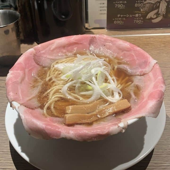 関西LIFE－homelife－のインスタグラム：「【大阪府・梅田】 人気ラーメン「人類みな麺類」の系列店【ラーメン大戦争】 . 行列ができる人気のラーメン大戦争でピストルをいただきました🍜💛 チャーシューは1～5枚までお値段そのまま選べて、 替え玉1回無料ということで飽きることなく最後まで楽しみました😋 醤油ベースの鶏がらスープに貝柱の風味もあって見た目も味も100点満点です💯 . . @archihome_local では #homelife_大阪 をつけて投稿された素敵な大阪の写真を紹介していきます。大好きな大阪を一緒に盛り上げていきましょう。 .  . #ラーメン大戦争 #ラーメン大戦争梅田店 #人類みな麺類 #くそオヤジ最後のひとふり #担担麺の掟を破る者 #名もなきラーメン #ラーメン #梅田ラーメン #大阪ラーメン #ラーメン部 #ラーメン好きな人と繋がりたい #麺スタグラム #大阪グルメ #大阪ランチ #大阪ディナー #梅田 #大阪 #大阪市 #大阪女子会 #大阪旅行 #大阪観光 #そうだ大阪行こう #大阪 #観光 #yummy #japan #japantrip #japantrip2023」