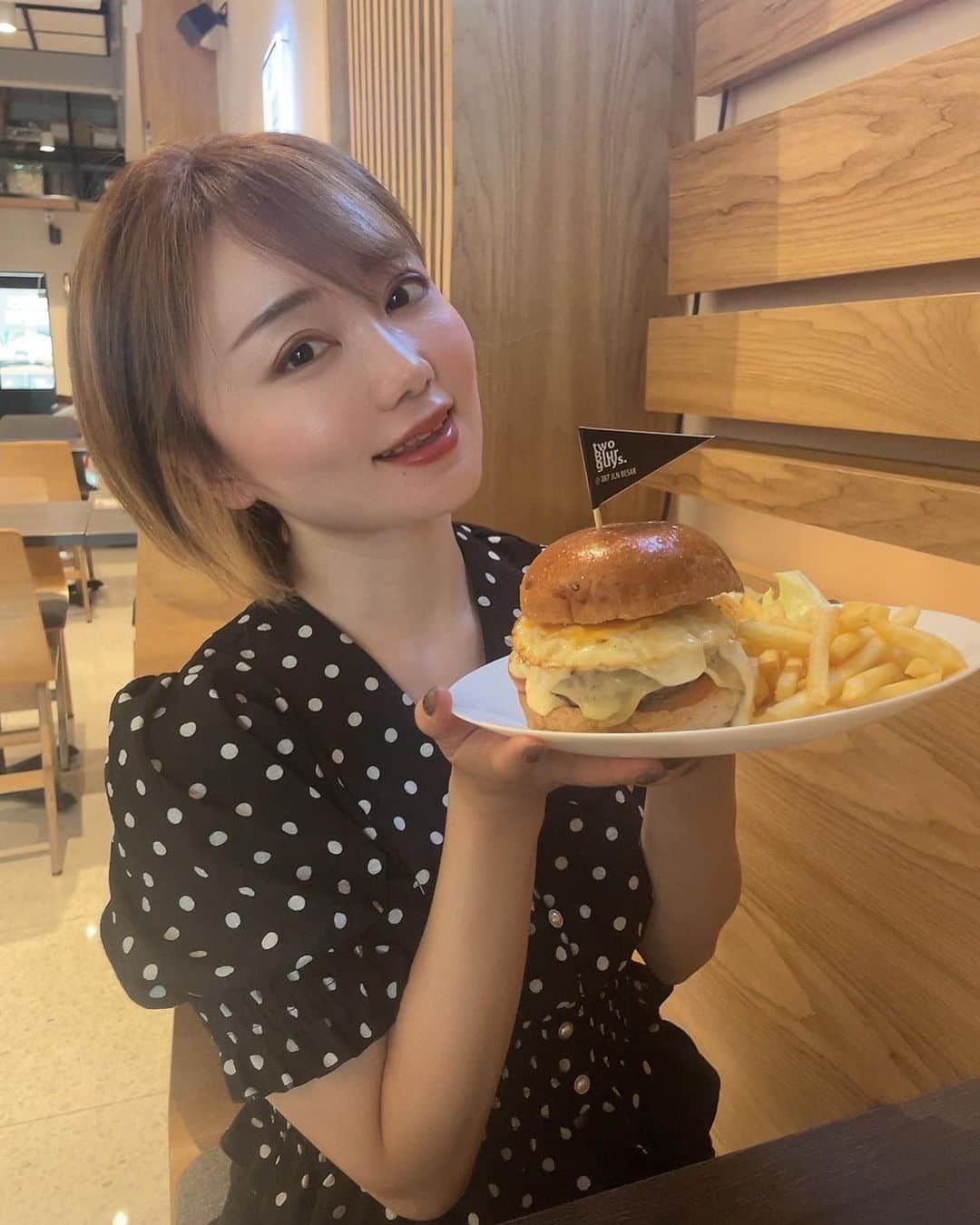 Roseのインスタグラム：「🍔💛🍔💛🍔  Two Blur Guys  トリュフマヨ…🤎 ナゲットはチーズソースで🧀 ジャンクフードもりもり食べると元気出るよね🔥  #twoblurguys #hamburger #highcalories #singapore  #ハンバーガー #シンガポール #旅ログ  #トリュフマヨ #ハイカロリー #女子旅」