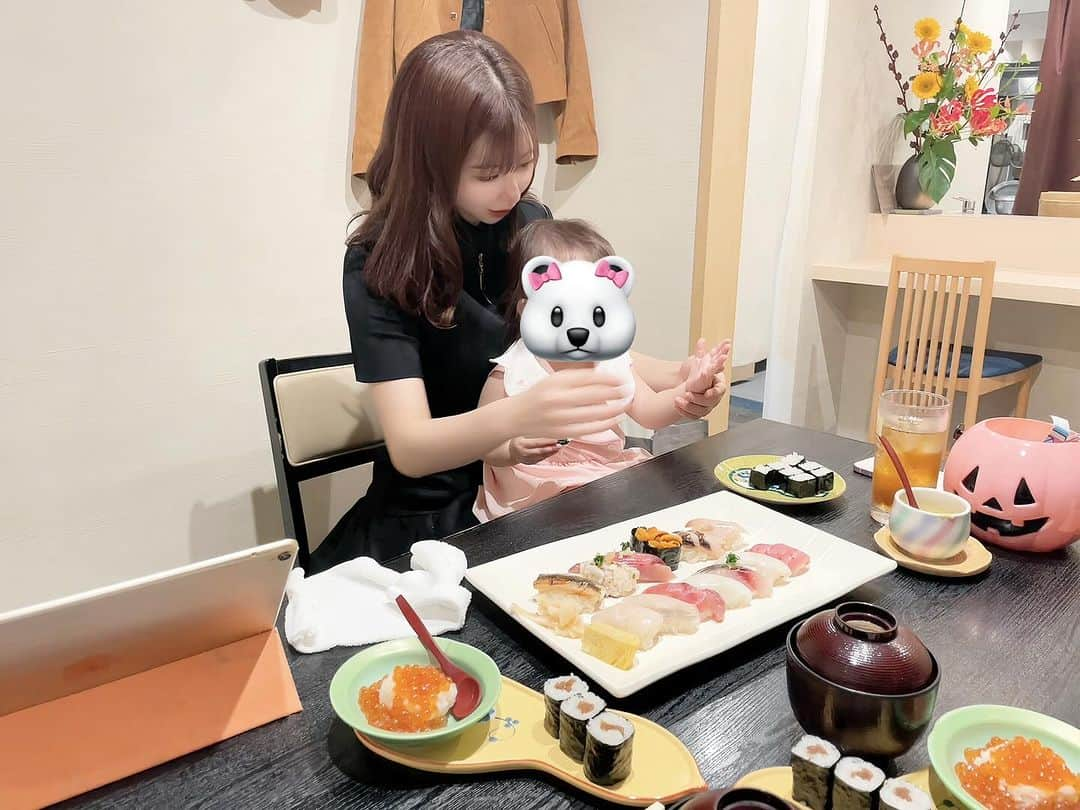 まりんのインスタグラム：「今日の鮨恭大さんで🍣🤎 ちひろちゃんが撮ってくれていたお写真🫶🏻✨ りれいちゃんのミニお寿司 かわいいでしょ🤣🍣🎀  #仙台グルメ #お鮨」