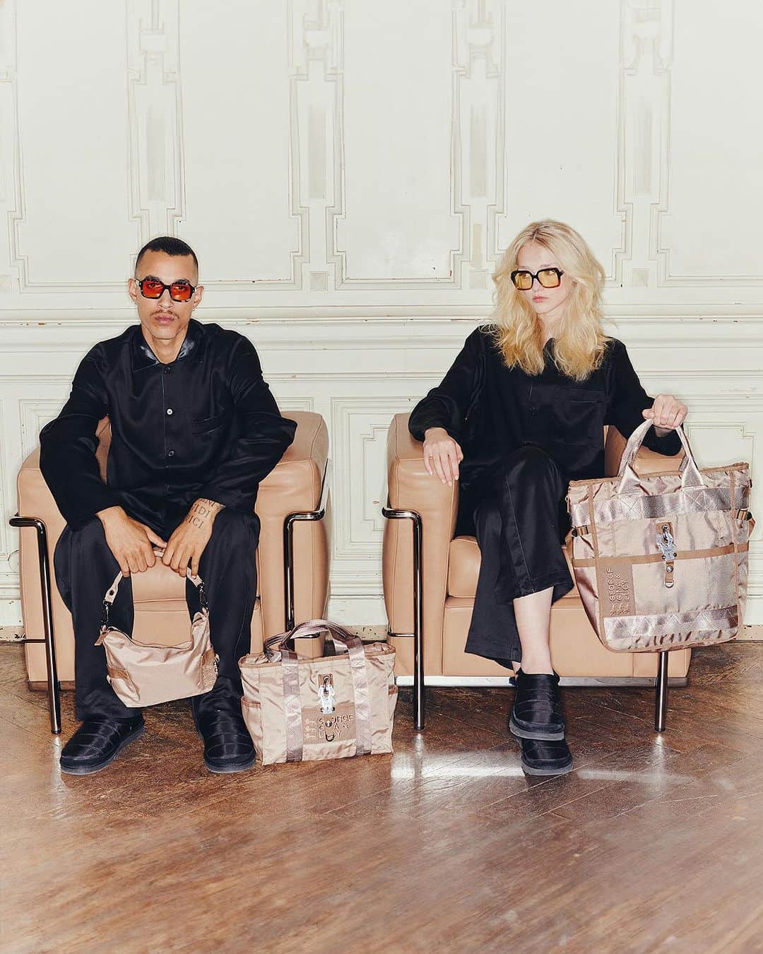ジョージジーナ&ルーシーのインスタグラム：「Two armchairs, two people, two sunglasses & three bags.   Handbag mod. WIA BAG, EILEEN ULIC & ANNIEHOWGOOD in karmarel  Eyewear mod. EYECECREAM & CLASSIFEYED  #georgeginalucy #ggl」