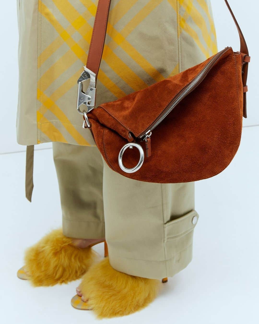 のインスタグラム：「Get the Burberry Knight bag and rescue yourself⁠ ⁠」