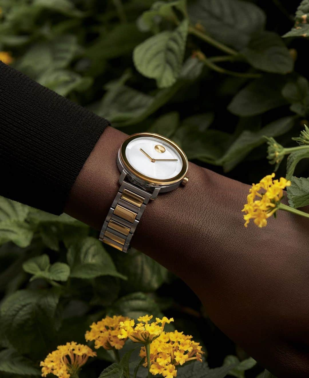 モバードのインスタグラム：「Beauty and design, in perfect harmony.  Featuring: Movado Bold」