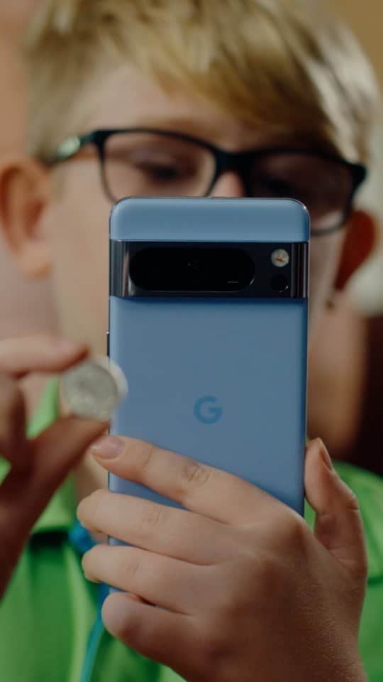Googleのインスタグラム：「Meet 12-year-old Brendan, a coin enthusiast with low vision who loves using the new Pixel app, Magnifier, to zoom in on each of his coins.  By using the Magnifier app, it allows Pixel to zoom in up to 30x, turning the phone into a digital magnifier 🔎」