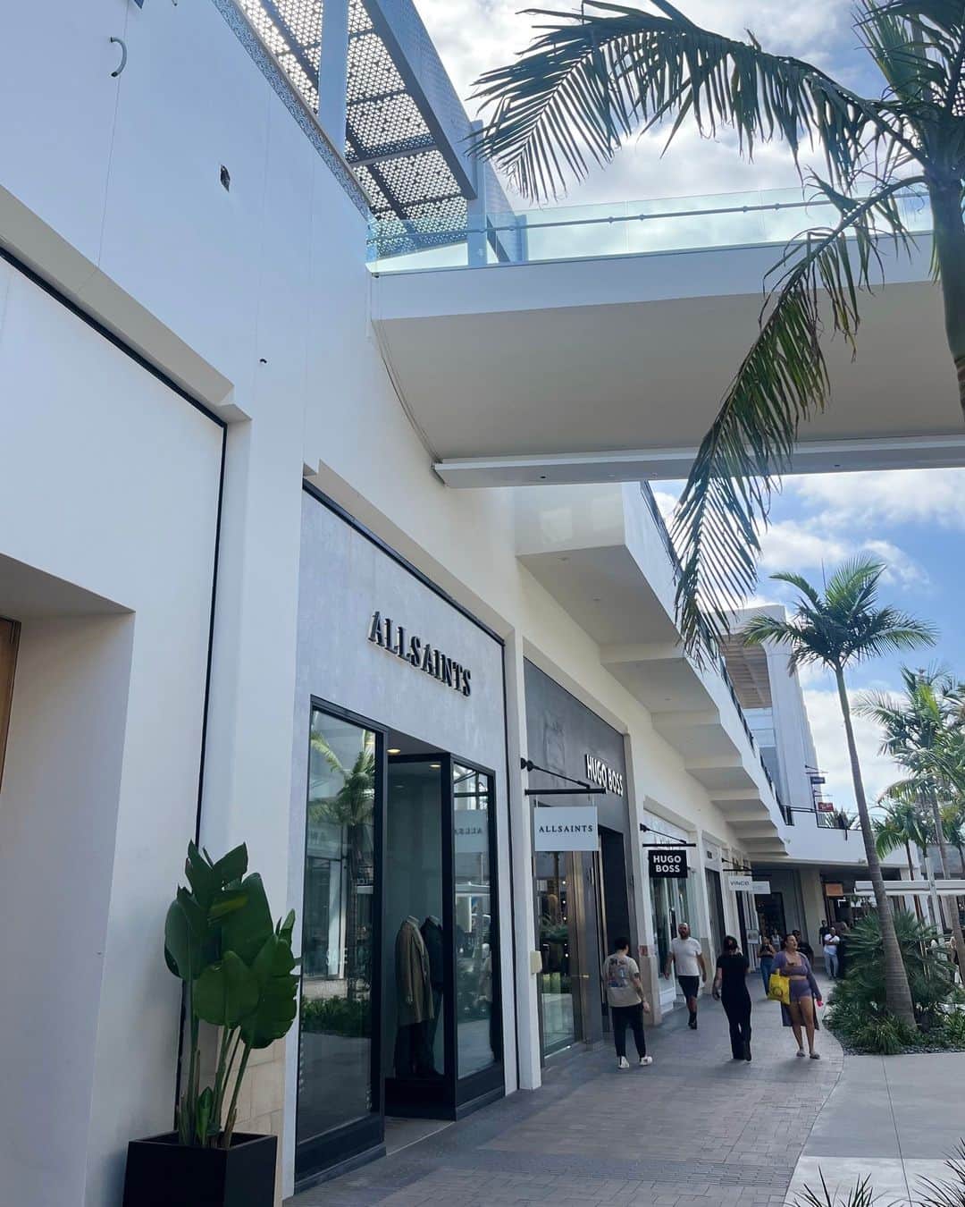 オールセインツのインスタグラム：「Important things we saw in San Diego 👉」