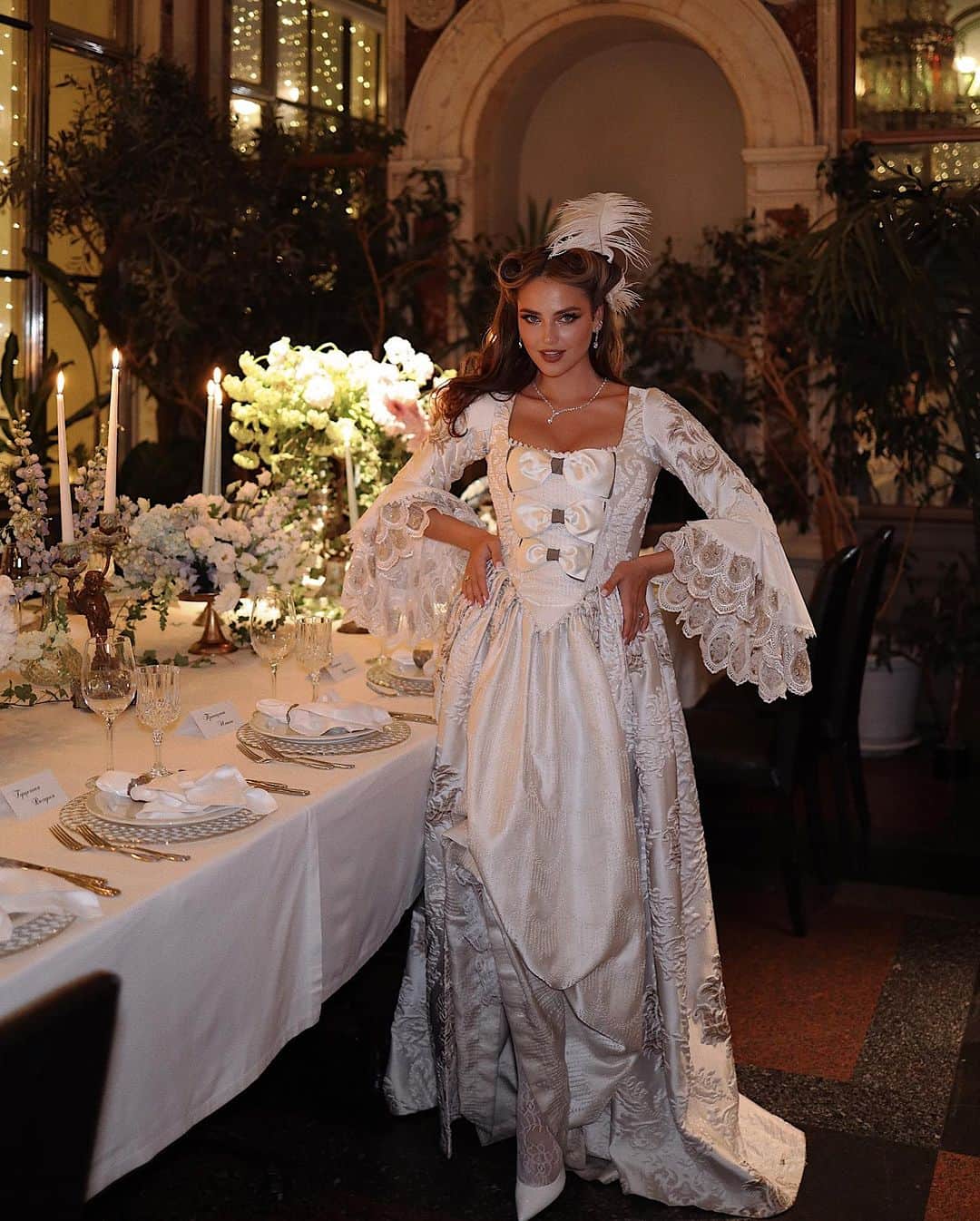 クリスティーナ・クレイトのインスタグラム：「А мы начинаем ✨ Бал-прием по случаю моего юбилея с дражайшими герцогинями, виконтессами, принцессам и королевами 👑」