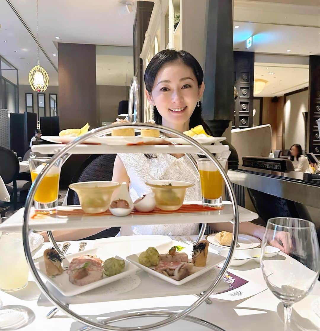 風花舞のインスタグラム：「30年来の友人の誕生会。 3ヶ月遅れちゃったけど、お祝いできて良かった😊  いつもありがとう！  #アフタヌーンティーではなく #パスタランチの前菜です」