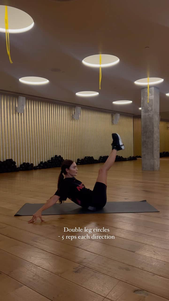 Kirsty Godsoのインスタグラム：「Core feeling hot like an LA summer ❤️‍🔥 5 exercises to challenge and improve your core strength. Move with control and confidence for 3 rounds. The perfect way to finish your workout or for a quick sizzle at home. Have fun 🔥✨   #pyro #nikewomen #coreworkout」