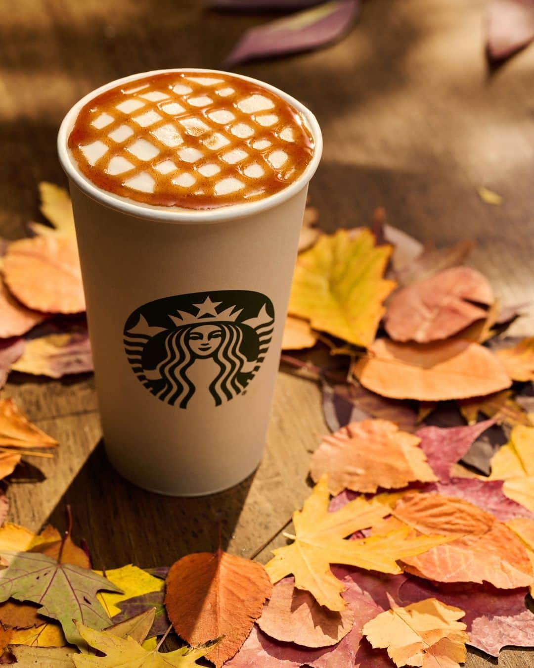 Starbucksのインスタグラム：「The apple of autumn’s eye. 🍁🍎 Apple Crisp Macchiato」