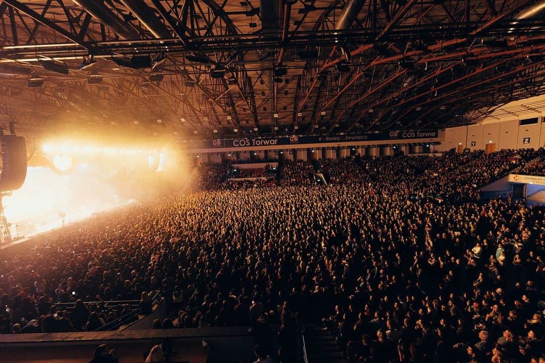 フォール・アウト・ボーイのインスタグラム：「✨ So Much (For) Warsaw ✨   what a way to kick off tour 🖤  📸 @elliottxingham」