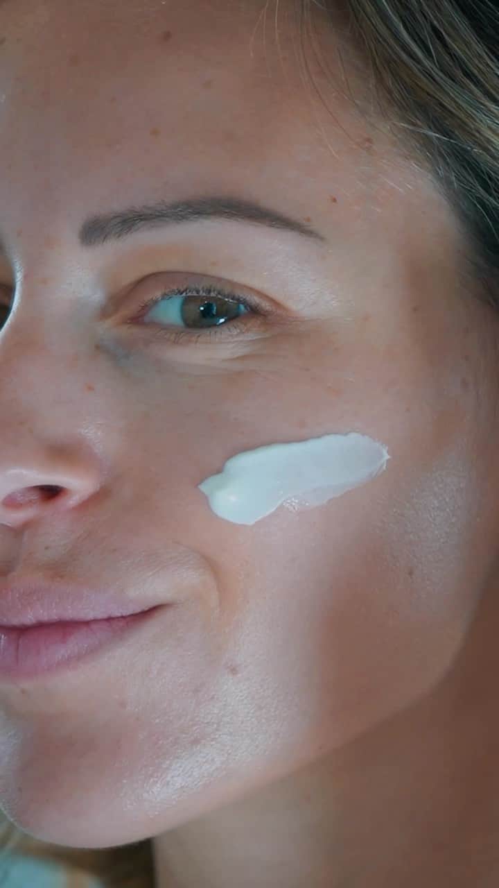 Carolineのインスタグラム：「Depuis plusieurs semaines j’ai adopté la crème Cachemire Redensifiante Resveratrol-Lift de @caudaliefrance.   Je l’ai découverte lors de mon dernier voyage presse à Paris et je suis tombée sous le charme de toute la gamme !! Les effets sont très rapides à observer sur la peau : je remarque une bonne diminution de mes petites rides autour des yeux depuis que je l’utilise.  Son petit plus : elle contient du collagène végétal ! En effet, notre production naturelle de collagène diminue de 1% chaque année à partir de nos 20 ans… Il est donc très important pour avoir une belle peau de faire en sorte d’en apporter d’une autre manière ☺️  #RVLIFT #FutureIsInNature #caudalie」