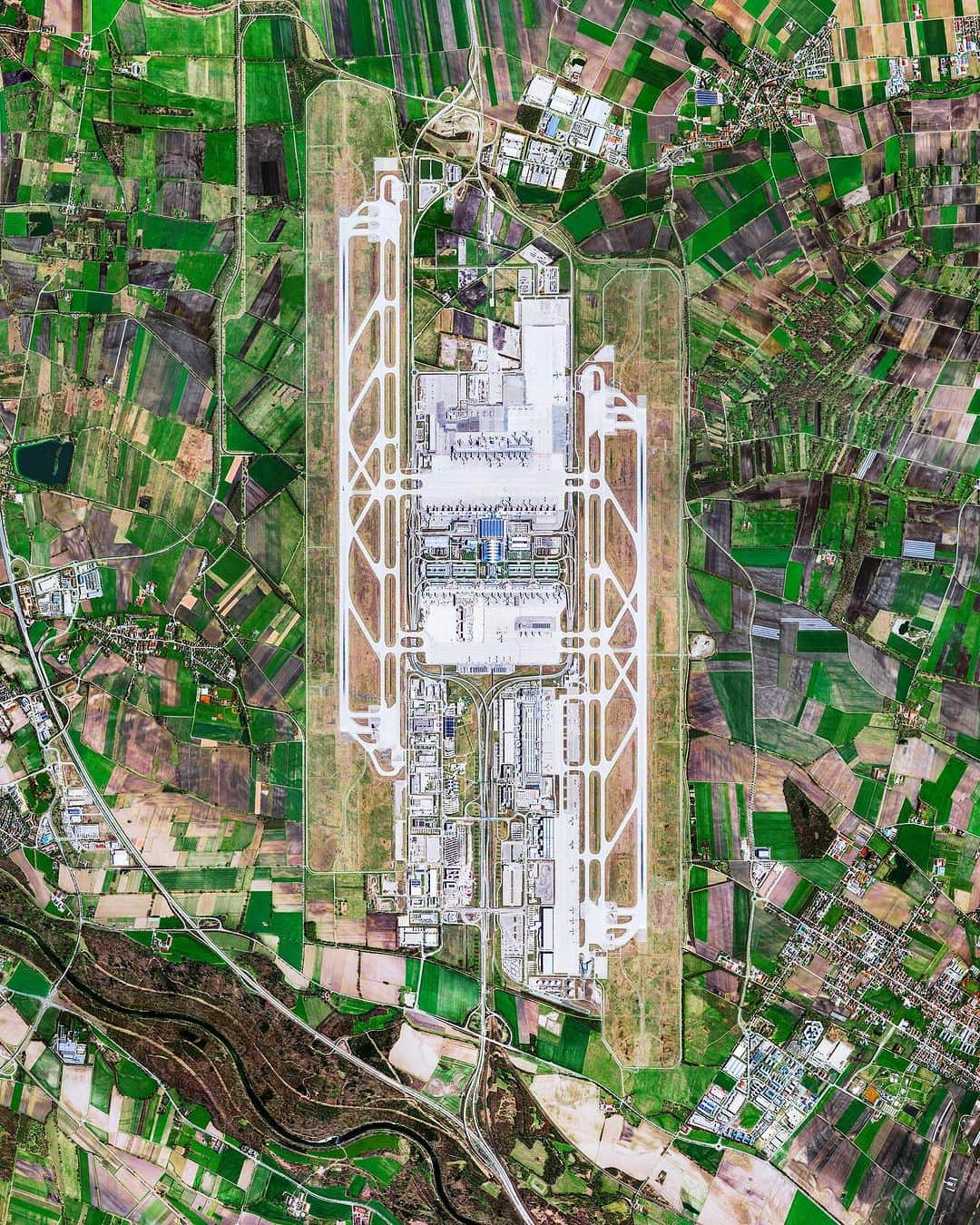 Daily Overviewさんのインスタグラム写真 - (Daily OverviewInstagram)「Munich Airport, also called Munich Franz Josef Strauss Airport, is an international airport serving Munich and Upper Bavaria, Germany. In 2019, it was the second-busiest passenger airport in Germany and the ninth-busiest in Europe, handling 47.9 million travelers. The airport is located northeast of Munich near the town of Freising, surrounded by farm fields and the Isar River.  Created by @dailyoverview Source imagery: @maxartechnologies」10月19日 1時42分 - dailyoverview