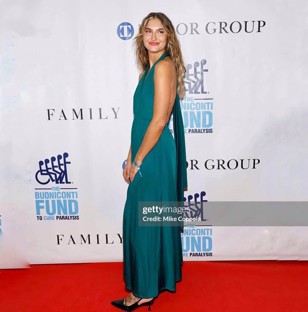 Monica Aksamitさんのインスタグラム写真 - (Monica AksamitInstagram)「honored to stand up for those who can’t with the @themiamiproject and Buoniconti Fund at the 38th Annual Great Sports Legend Dinner #cureparalysis」10月19日 1時43分 - monicaaksamit