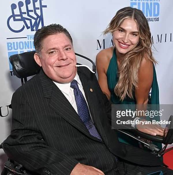 Monica Aksamitさんのインスタグラム写真 - (Monica AksamitInstagram)「honored to stand up for those who can’t with the @themiamiproject and Buoniconti Fund at the 38th Annual Great Sports Legend Dinner #cureparalysis」10月19日 1時43分 - monicaaksamit