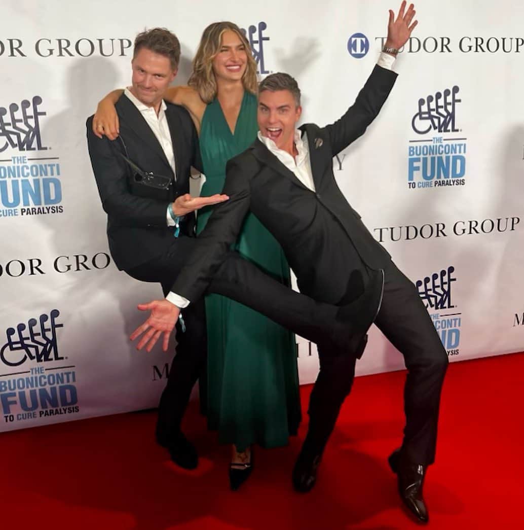Monica Aksamitさんのインスタグラム写真 - (Monica AksamitInstagram)「honored to stand up for those who can’t with the @themiamiproject and Buoniconti Fund at the 38th Annual Great Sports Legend Dinner #cureparalysis」10月19日 1時43分 - monicaaksamit