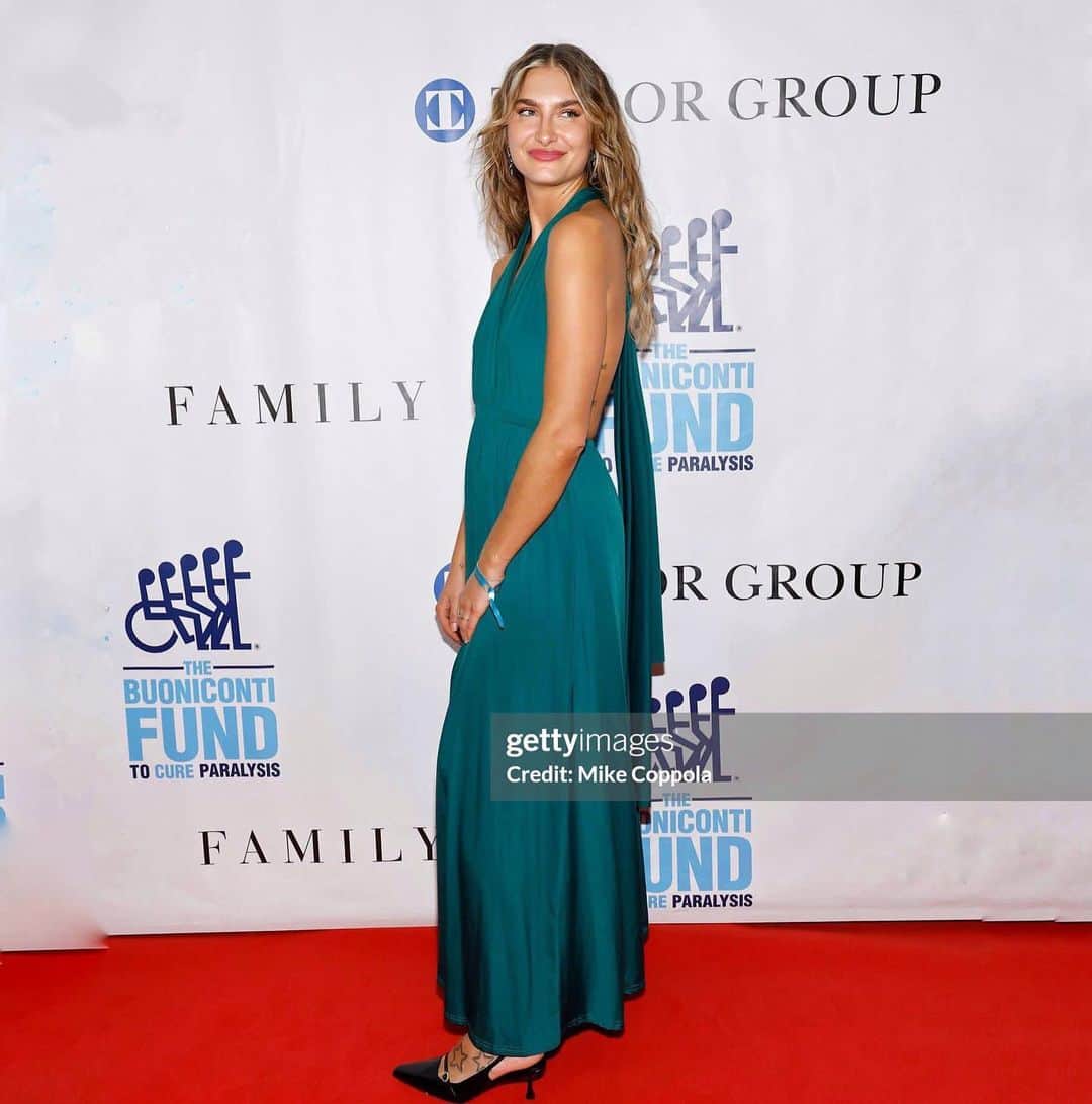 Monica Aksamitのインスタグラム：「honored to stand up for those who can’t with the @themiamiproject and Buoniconti Fund at the 38th Annual Great Sports Legend Dinner #cureparalysis」