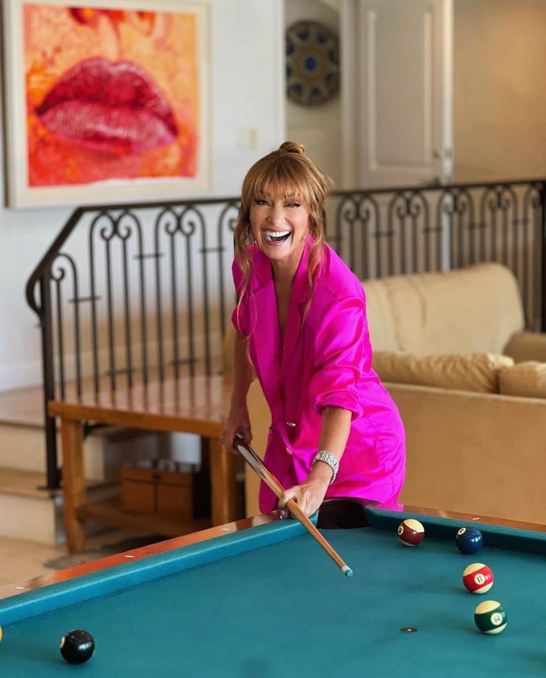 ジェーン・シーモアのインスタグラム：「Thought I’d share a little behind-the-scenes from my shoot with @hellomag, in case you were ‘cue’-rious! 😜🎱 The issue is out now, with lots more photos - you can read the article by tapping the link in stories! 🩷」