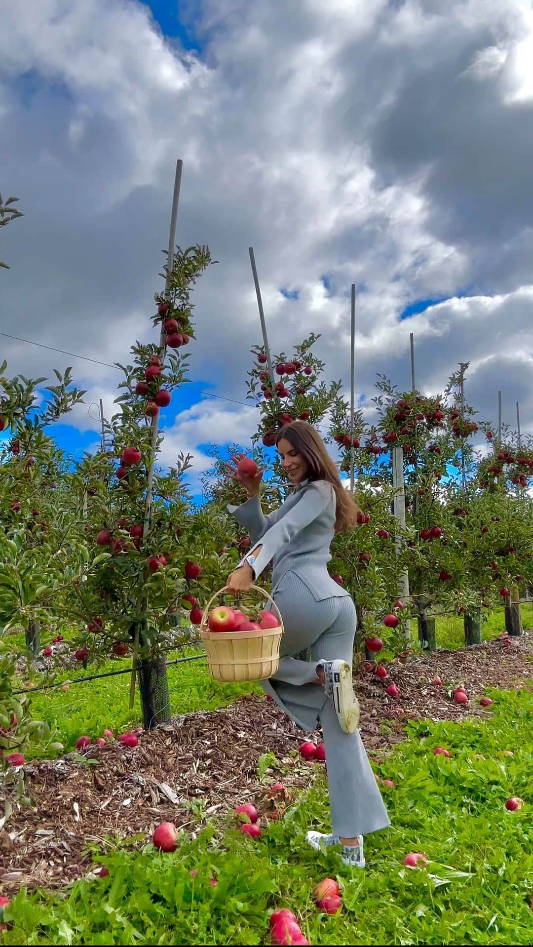 ジェン・セルターのインスタグラム：「First-time apple picker alert!  Even though I’m not the savviest apple picker and couldn’t tell the good from the bad, I had so much fun filling my basket up. Honey crisp is definitely my go to– how about you?  This adventure made me  want to be a little farm girl and grow my own fruit trees. 🍏🍎  thank you @laneige_us」