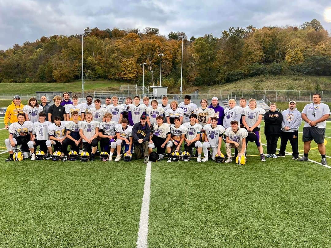 エディ・マクリントックのインスタグラム：「What a great time I’ve had this past week playing legendary  football coach, Jodi Mote. You can tell the measure of a man by the players he coaches, and this is a great group of young men. Thank you, gentlemen . It was an honor. 🇺🇸👊🏻🇺🇸」