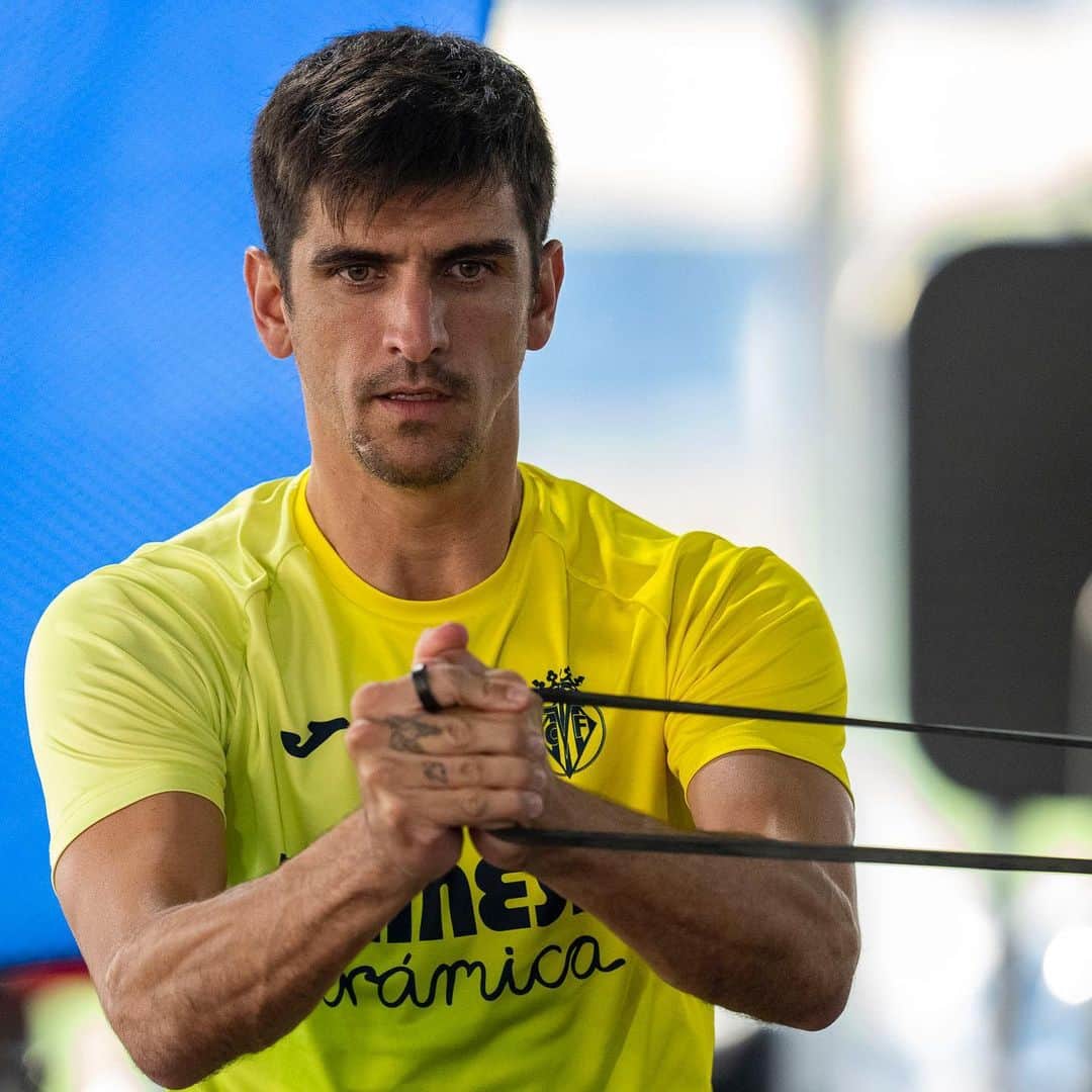 ジェラール・モレノのインスタグラム：「Poniéndonos a punto para el partido contra el Alavés. 👊🏻」