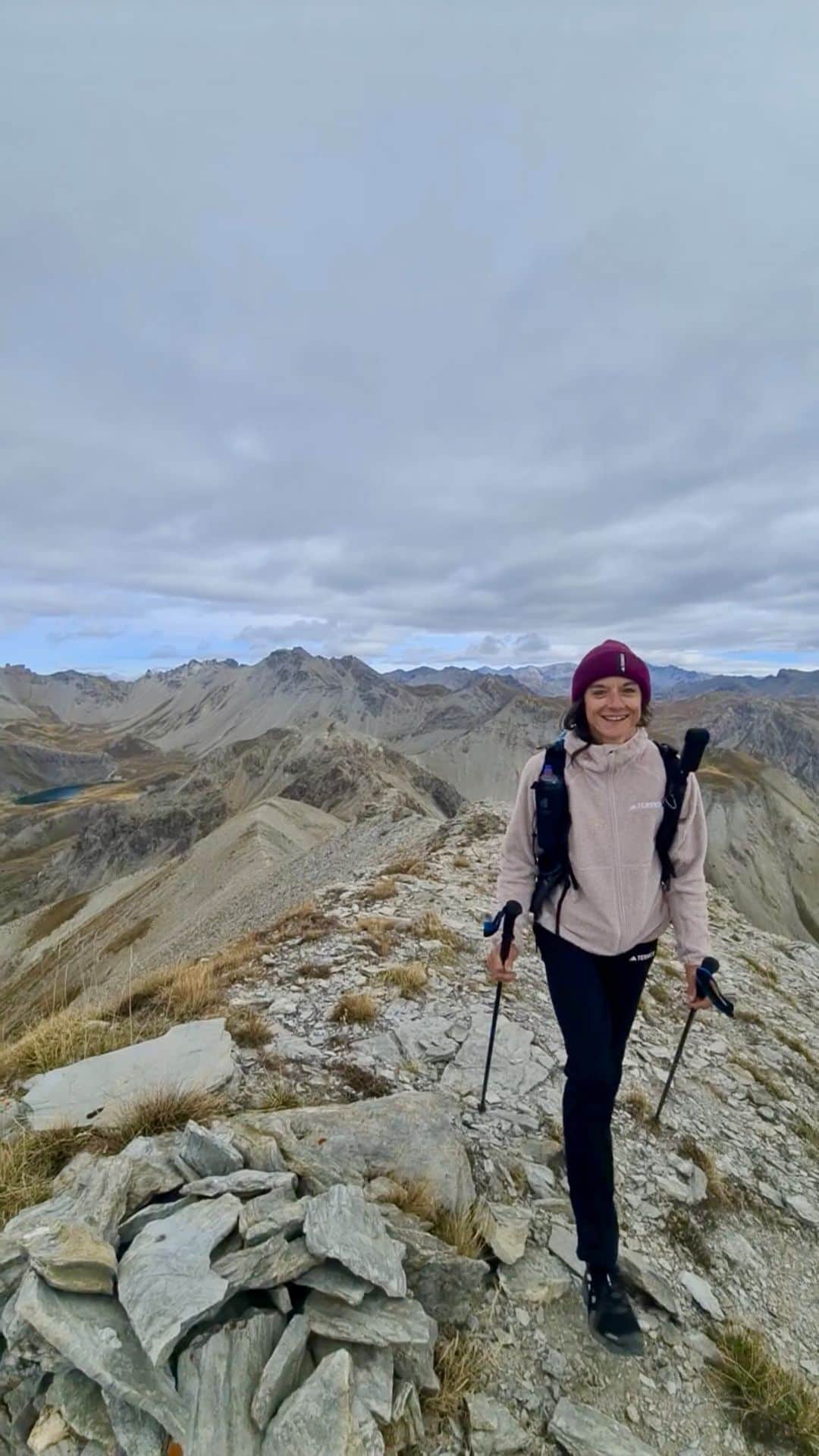 メリッサ・ル・ネーヴェのインスタグラム：「Home hike above lac de l’ascension, queyras. Autumn is finally here and cold temps are back 🍂   @adidasterrex @deuter @ozoneparagliders  #queyras #myhautesalpes #view #mountains #hike #ridge #outdoors」
