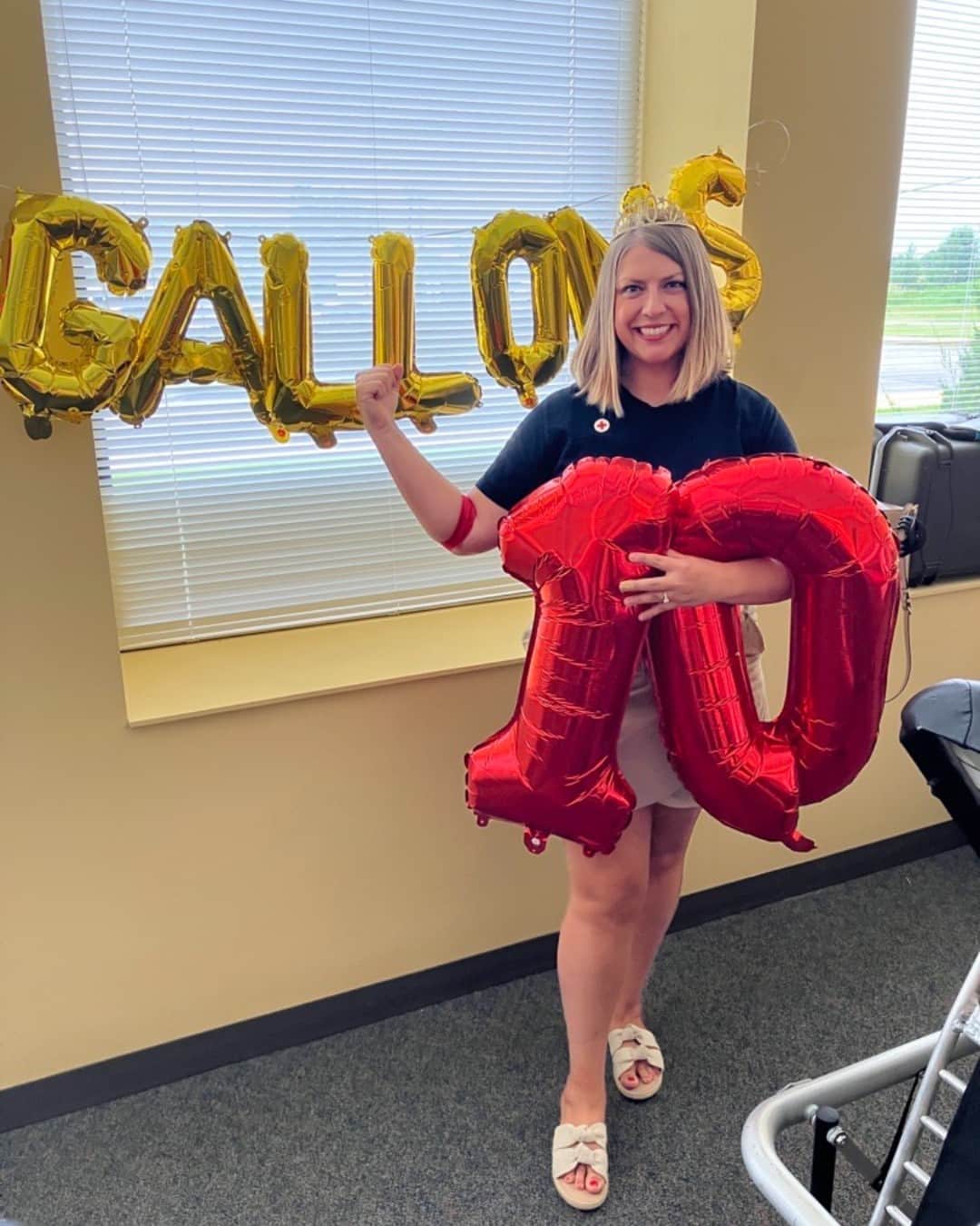 ネーブ・キャンベルのインスタグラム：「After 17 years of regularly giving blood, Mandy McMahon recently celebrated a significant milestone in her blood donation journey: 10 gallons of blood donated! 👏🏼  Mandy started donating as soon as she was eligible – her 16th birthday. She was inspired by her mother, who is a dedicated blood donor.  “She actually gave bone marrow to a child when I was just a toddler, and he lived to be in his 20s,” Mandy said. “She’s always been a big advocate for blood and tissue donation, which is where my interest came from.”  Simply knowing that her donated blood is going to someone who needs it is enough reason for her to keep giving with @RedCrossSC.  “I love the Blood Donor app and being able to see where my blood is going,” Mandy said. “Just saving lives, I feel like that’s reward enough.”  We’re so grateful for dedicated blood donors like Mandy! ❤️ As we continue to face a national blood and platelet shortage, we’re in need of more people to join our mission and schedule an appointment to give. Get started by tapping on the link in our bio.  #DonateBlood #GiveBlood #DonatePlatelets #BloodDonor #DonateBloodSaveLives #GiveBloodSaveLives」