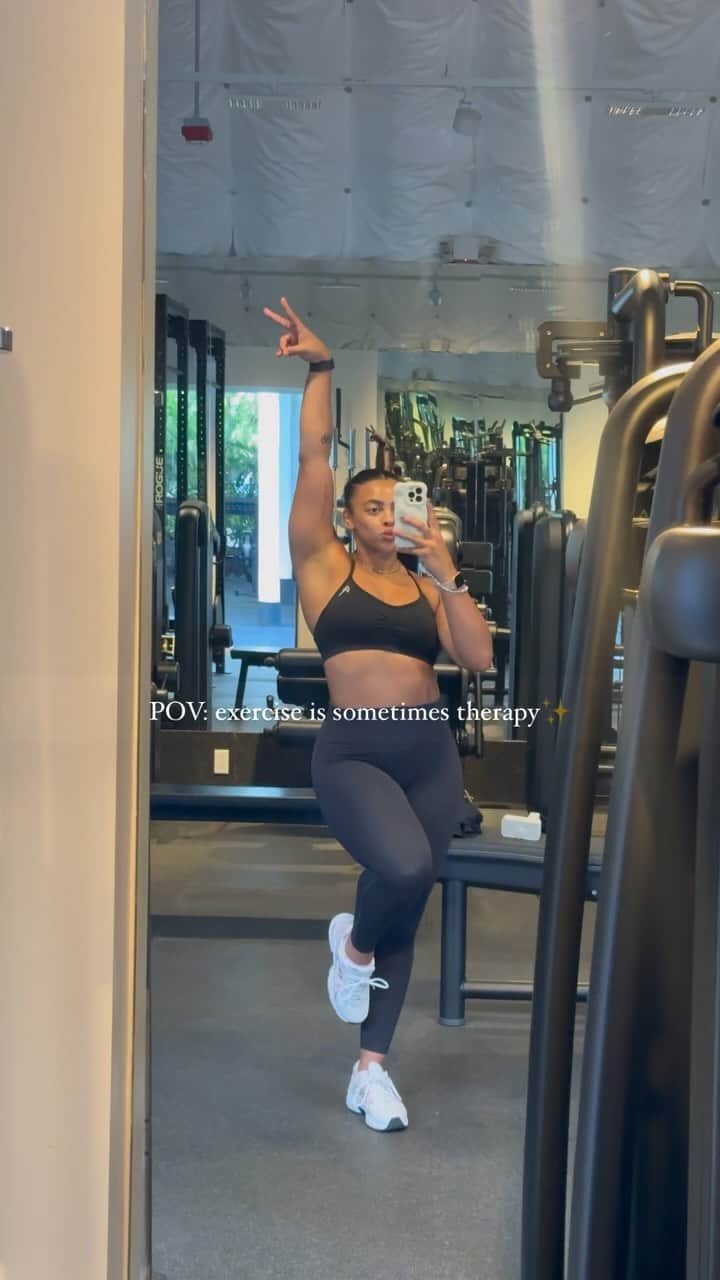 エリッサ・ダウニーのインスタグラム：「POV: exercise is sometimes therapy✨   Some days you just got to move your body to give yourself mental clarity!   Movement for me for the past few days has helped my brain switch off for 1-2 hours of the day!  Just drawing my focus onto my workout and nothing else, has helped so much and every time I’ve come out my session I have felt x10 better.   So reminder training isn’t always so we can look good in that dress or on our holiday we’ve got coming up. Sometimes it’s just about appreciating that we’re able to move our body and helping realise any mental stress🫶🏽」