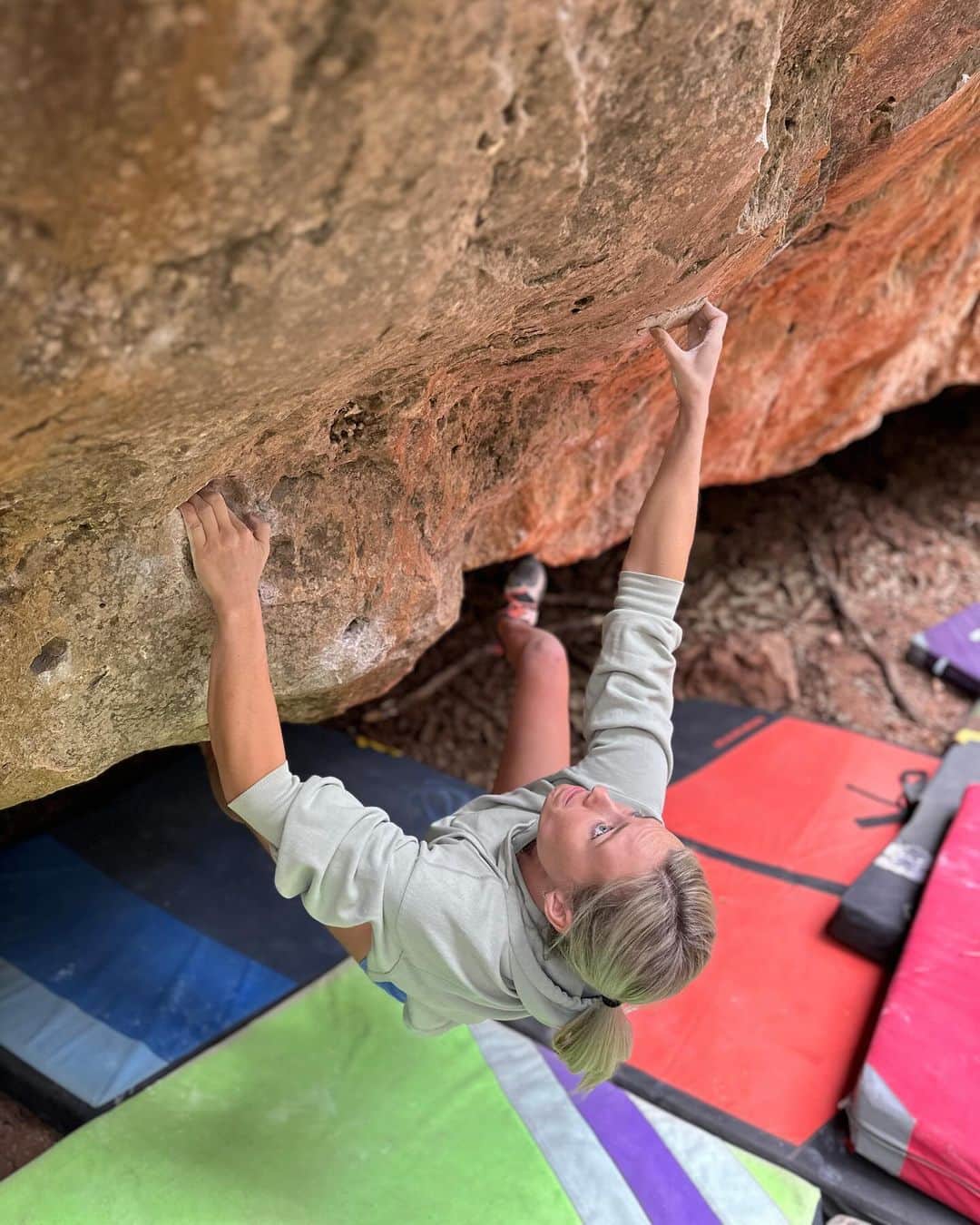 シエラ・ブレア・コイルのインスタグラム：「Focusing in for the throw on Dane’s Bulge at Cherry 🍒   Check out @myclimbapp to see all the training I’ve been doing to work on getting the send of this boulder 🔥   #LearnTrainClimb #LogAnyClimbAnywhere #theClimbingTrainingApp   📷: @b_enix_」