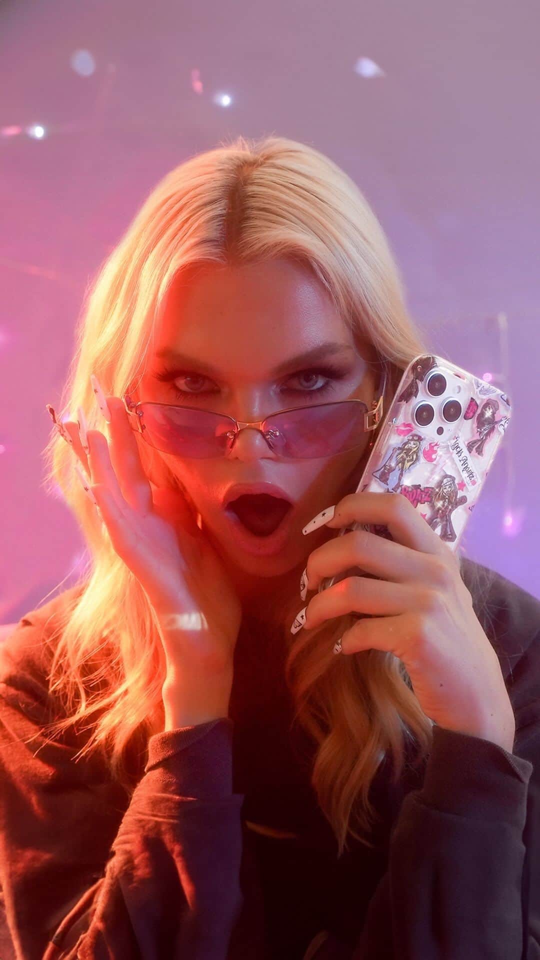 VELVETCAVIARのインスタグラム：「💋🖤 NOW LIVE 🖤💋 Bratz Rock Angelz x Velvet Caviar is HERE! The girls with a passion for fashion are ready to ROCK!  We’re so excited to unveil the second act to our viral collaboration with Bratz. The Rock Angelz have been a Bratz Pack fan favorite since their launch in 2005. We hope this scorchin’ collab inspires you to Xpress yourself!  4 Rockin’ Cases: 🎸 Rock Angelz 🎸 Barbwire Babe 🎸 Bratz Inked 🎸 Rock Angelz Glitter  What makes this special?  🖤 Each phone case is drop tested up to 8 feet and features state of the art 360* protection. 🖤 Don’t theorize, accessorize! 2 Limited Edition AirPod Cases, 2 Power Packs and 3 Grip Rings 🖤 Exclusive packaging makes this an essential for Bratz fans  🛍 Launching Today 10/18  at 12PM EST on velvetcaviar.com. Note this is a Limited Edition  capsule collection and is anticipated to sell out fast! Get yours before they’re gone! #BratzRockAngelzXVelvetCaviar」