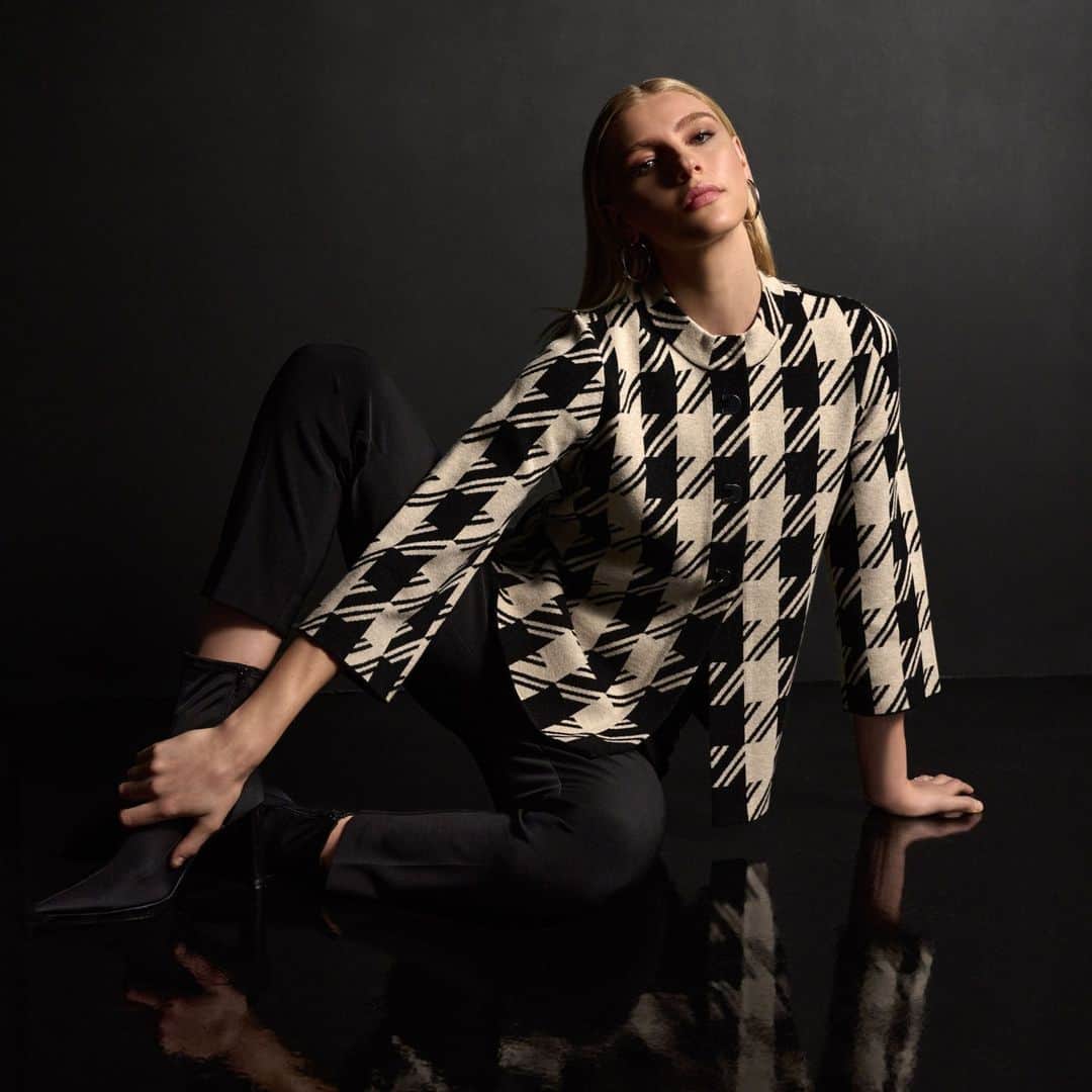 ジョセフリブコフのインスタグラム：「Slip into this plaid jacket, a sartorial essential that effortlessly transcends the 9-to-5. #IlovemyJR  Enfilez cette veste à carreaux, un essentiel vestimentaire qui transcende sans effort le 9 à 5.  STYLES 234914 / 234102」