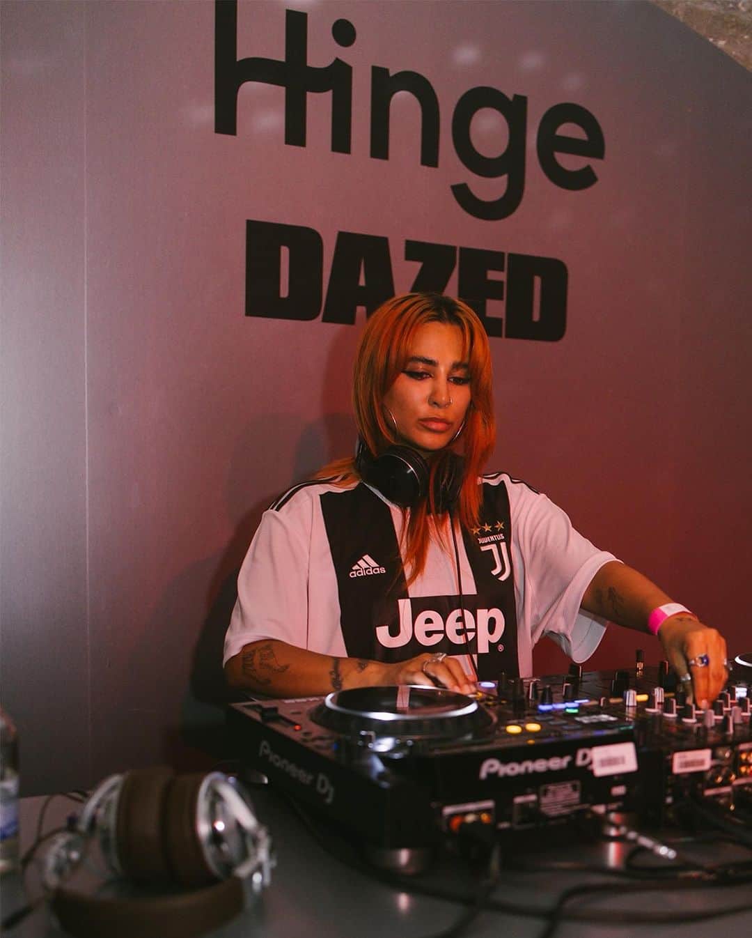 Dazed Magazineのインスタグラム：「To celebrate @hinge’s Not Frequently Asked Questions platform – an initiative that breaks down all things relating to queer dating – Dazed and Hinge put together a night of panels and, of course, a party.⁠ ⁠ Taking place in Shoreditch Studios, almost 300 people came down to enjoy the event and gather insight from some of London’s most exciting and prominent voices from the LGBTQIA+ community. Over the course of three different conversations, the panellists unpacked a plethora of topics relating queer dating.⁠ ⁠ Tap the link in bio for everything that went down 🔗」