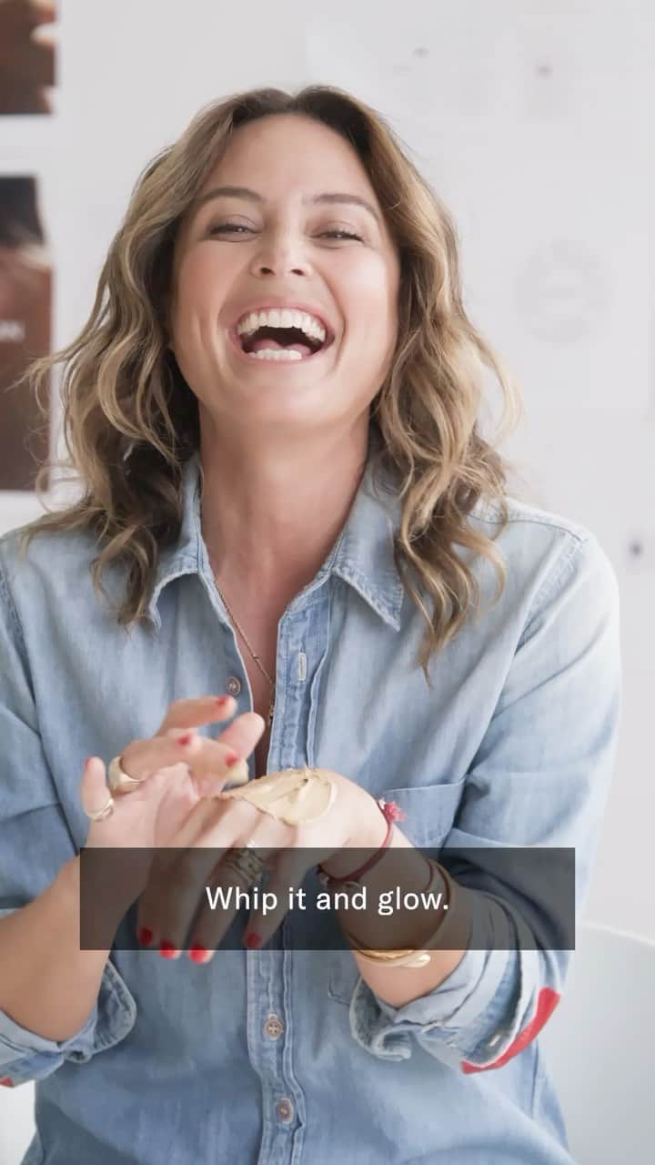 ジョジー・マランのインスタグラム：「A professional facial in 5 minutes! Are you ready to “whip and glow”?! Our newest Pumpkin Enzyme Face Mask has all the powerful ingredients your skin needs to look brighter, firmer, and healthier thanks to Mama Nature.   This mask is a gentler form of alpha-hydroxy acid tolerable even to sensitive complexions making it easy for the pumpkin to dissolve the bonds between dull, dead skin cells as superfine volcanic sand work alongside it, to polish the skin’s surface—delivering twice the exfoliating power.  You’re going to be just as obsessed as us! 🎃」