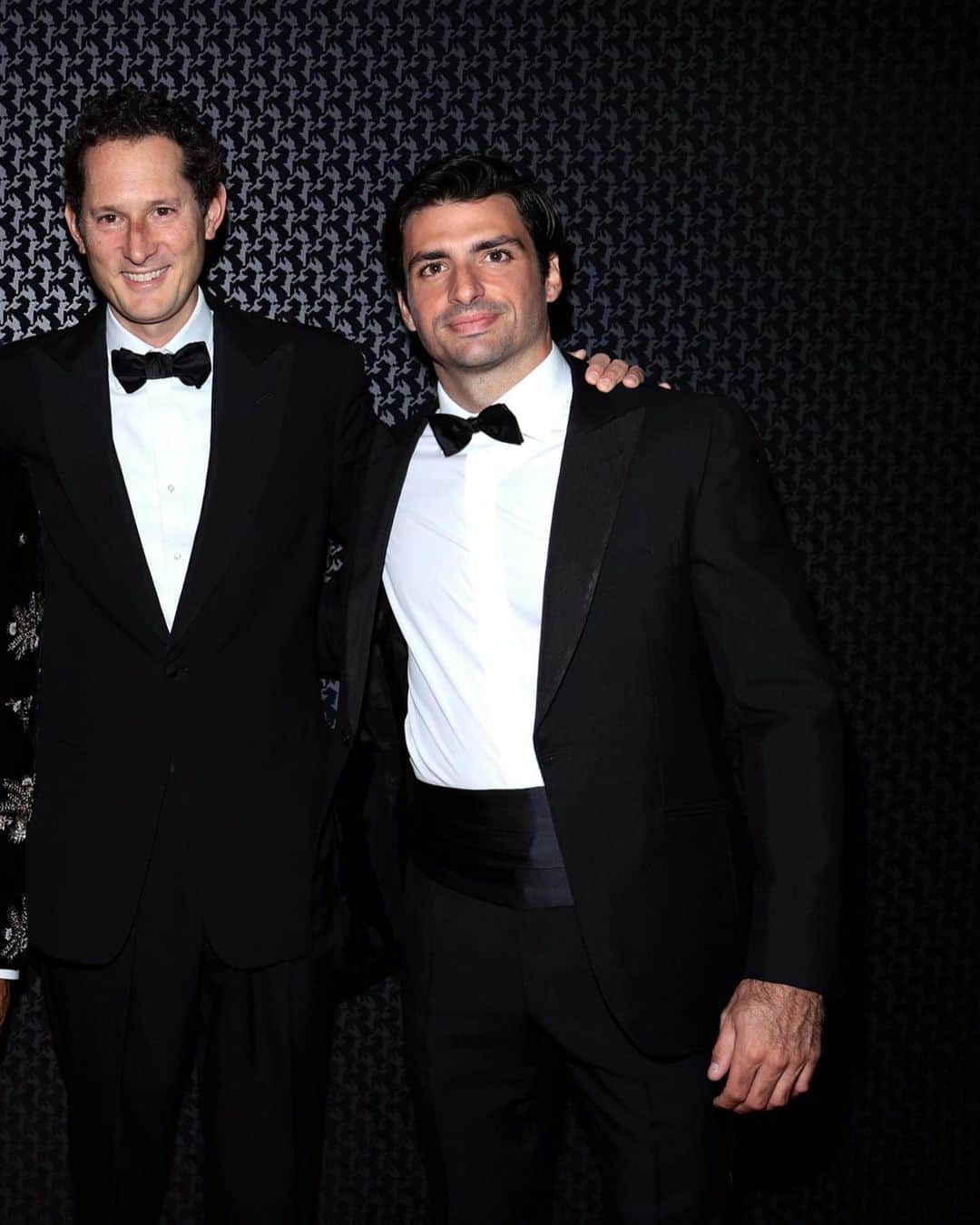 Ferrari USAさんのインスタグラム写真 - (Ferrari USAInstagram)「Don’t they scrub up well?! 🤵‍♂️ @charles_leclerc and @carlossainz55 - and some esteemed company - at the Ferrari Gala in NYC last night 🍎  #CharlesLeclerc #CarlosSainz」10月19日 2時10分 - ferrariusa