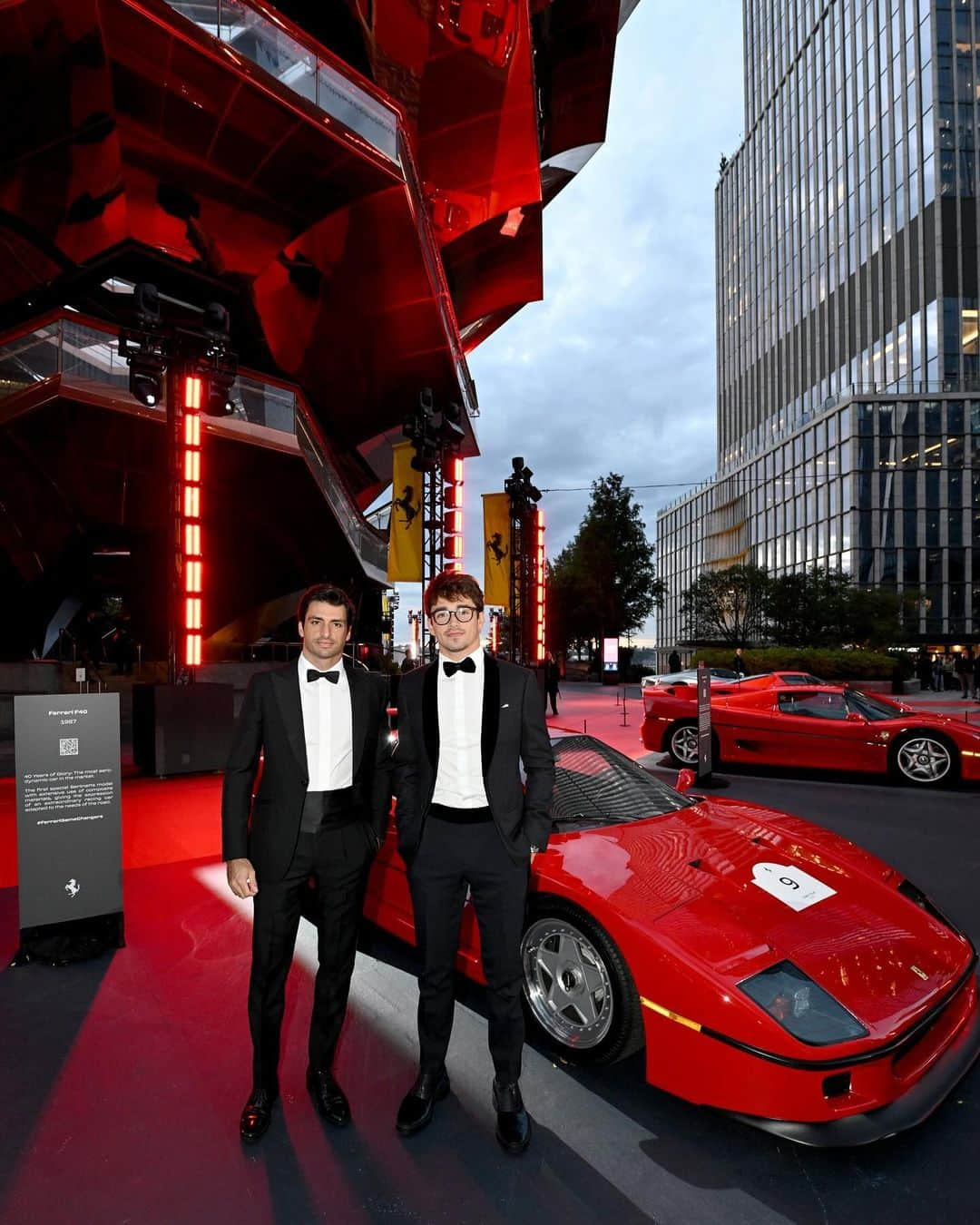 Ferrari USAさんのインスタグラム写真 - (Ferrari USAInstagram)「Don’t they scrub up well?! 🤵‍♂️ @charles_leclerc and @carlossainz55 - and some esteemed company - at the Ferrari Gala in NYC last night 🍎  #CharlesLeclerc #CarlosSainz」10月19日 2時10分 - ferrariusa