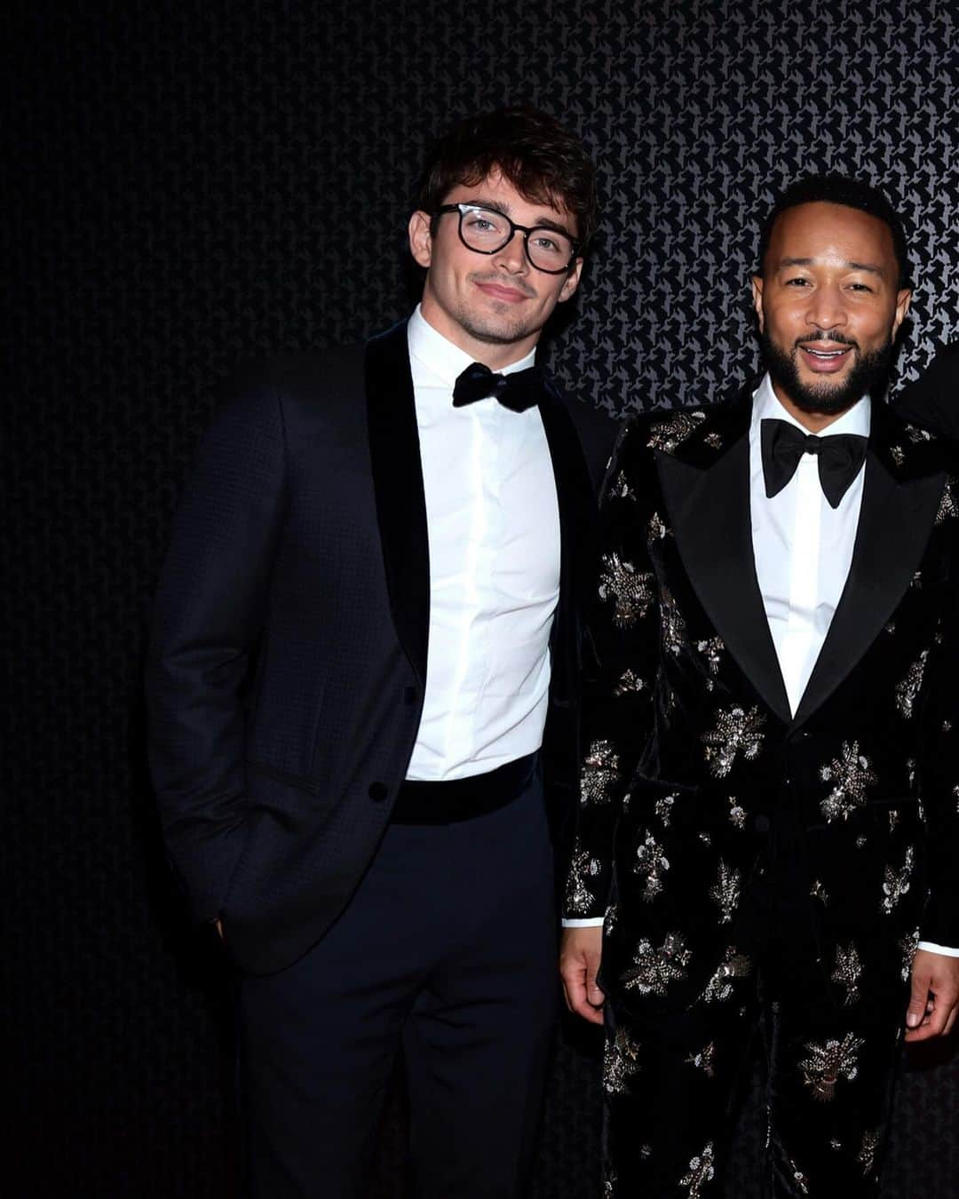 Ferrari USAさんのインスタグラム写真 - (Ferrari USAInstagram)「Don’t they scrub up well?! 🤵‍♂️ @charles_leclerc and @carlossainz55 - and some esteemed company - at the Ferrari Gala in NYC last night 🍎  #CharlesLeclerc #CarlosSainz」10月19日 2時10分 - ferrariusa