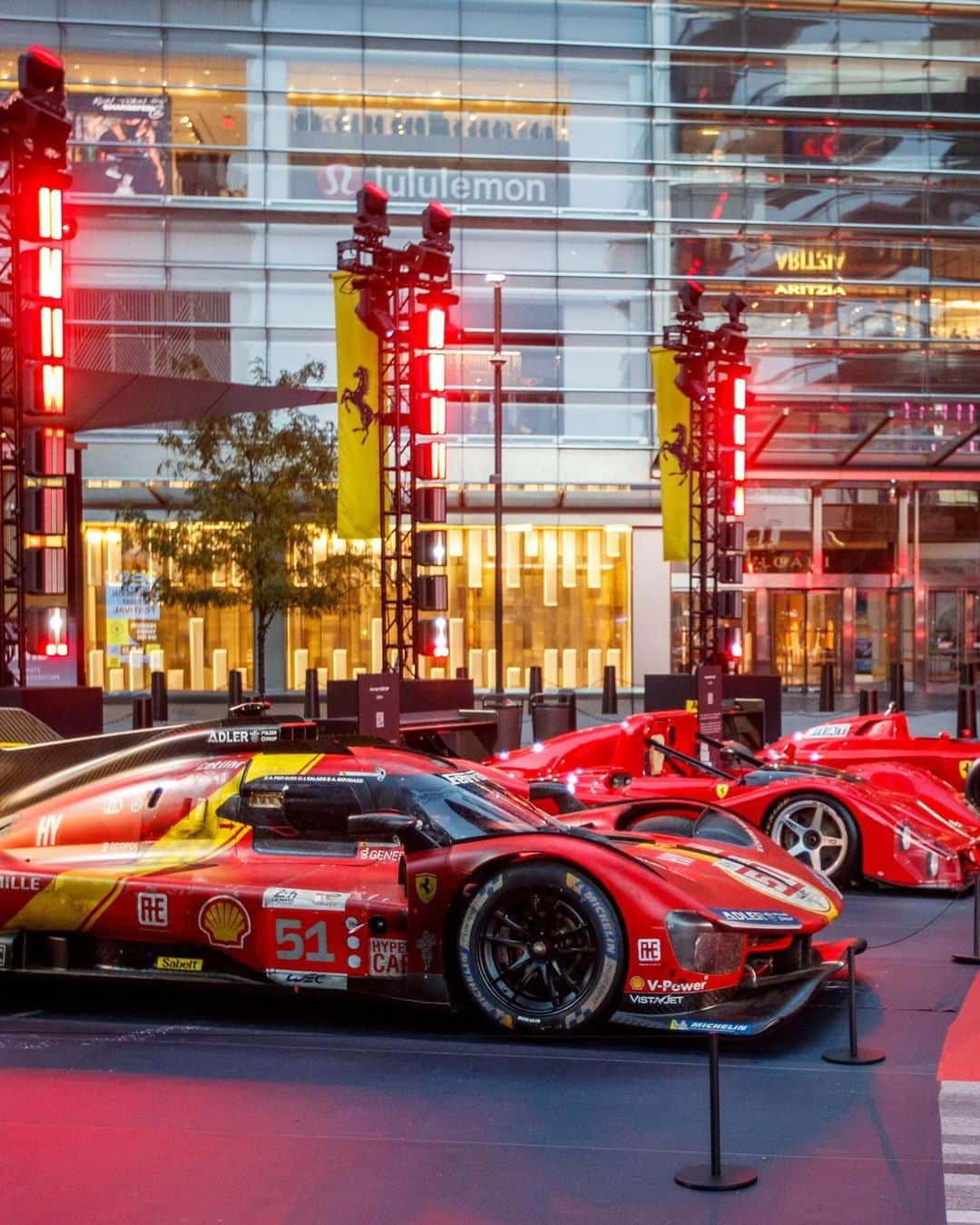 Ferrari USAさんのインスタグラム写真 - (Ferrari USAInstagram)「Don’t they scrub up well?! 🤵‍♂️ @charles_leclerc and @carlossainz55 - and some esteemed company - at the Ferrari Gala in NYC last night 🍎  #CharlesLeclerc #CarlosSainz」10月19日 2時10分 - ferrariusa